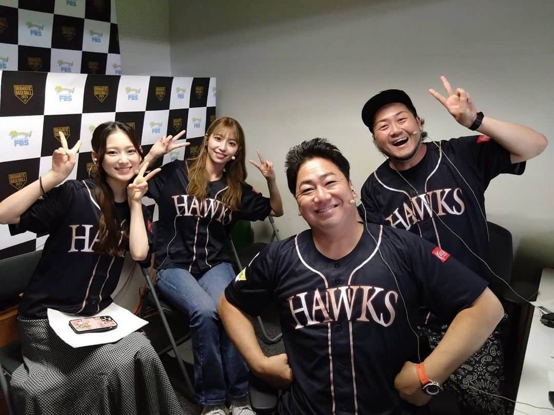 川原豪介さんのインスタグラム写真 - (川原豪介Instagram)「本日FBSで中継されますホークス対オリックス戦の副音声をさせて頂きます🎙️ HKTの山下エミリーちゃんと最上奈那華ちゃんも一緒です。 Z世代のアイドルとドラゴンボールZ世代のおじさんで盛り上げまーす。 聞いて下さーい⚾️ #hkt48  #山下エミリー  #最上奈那華  #ブルーリバー #ホークスダブルアニバーサリーデー  #副音声  #主音声は澤田君実況デビュー」6月24日 13時58分 - blueriver_kawa