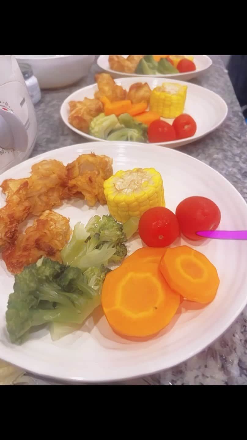 クリス・ハートのインスタグラム：「“Welcome to a “Saturday lunch” scene. Nothing fancy, nothing complicated. Just some chicken that needed using, and veggies that were ready to join the mix. It’s a straightforward meal because I know it’s what my kids will happily devour and ask for more. Sure, there’s the allure of making Instagram-ready meals, but my kids appreciate the simplicity. They can identify what’s on their plate, and decide if it’s a friend or foe.   Today, we’re having a low-key Saturday: indulging in comfort food, playful mess around the house, and probably some gaming. There’s some cleaning up to do, followed by setting up some new gear in my studio, and then diving into the creation of the new album. Maybe even a little detour into Final Fantasy XVI.  Here’s to a laid-back Saturday. Enjoy!  これが「土曜日のランチ」の光景です。特別でも複雑でもありません。ただ、使うべき鶏肉と使える野菜があるだけ。子供たちが喜んで食べ、おかわりを求めることを知っているからこそ、シンプルな食事を作ります。SNS映えする派手な食事を作る魅力もありますが、子供たちはシンプルなものを好みます。彼らは自分の皿の上に何があるかを見分け、それが好きか嫌いかを決めることができます。  今日はのんびりとした土曜日。美味しいごちそうを堪能し、家の中で遊び回り、おそらくはビデオゲームの時間もあります。少し掃除をしてから、スタジオに新しい機材を設置し、新しいアルバムの制作に取り掛かります。そして、多分「ファイナルファンタジーXVI」も少し遊びます。  リラックスした土曜日を過ごしましょう。楽しんでください！」