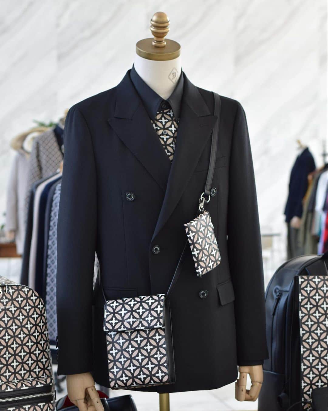 DRESSTERIOR_MEN_ドレステリアのインスタグラム：「. 皮革製品の生産過程で本来捨てられてしまう端切れを集めたリサイクルレザーを使用しております。 更にコーティングによって撥水機能が加えられているので軽い雨なども弾く素材となっています。 ショルダーに付属のポーチは取り外しも可能で、小物入れやお財布などにもできます。  🏷 オーバーラップサークル リサイクルレザー ミニショルダー ¥19,800(税込)  #dressterior #ドレステリア ⁡ ⁡ ⁡  ⁡ ⁡ ⁡ ⁡ ------------------------------------------- ⁡ ▪️dressteriorオフィシャルアカウント @dressterior_official ⁡ ▪️メンズ用アカウント @dressterior_men」