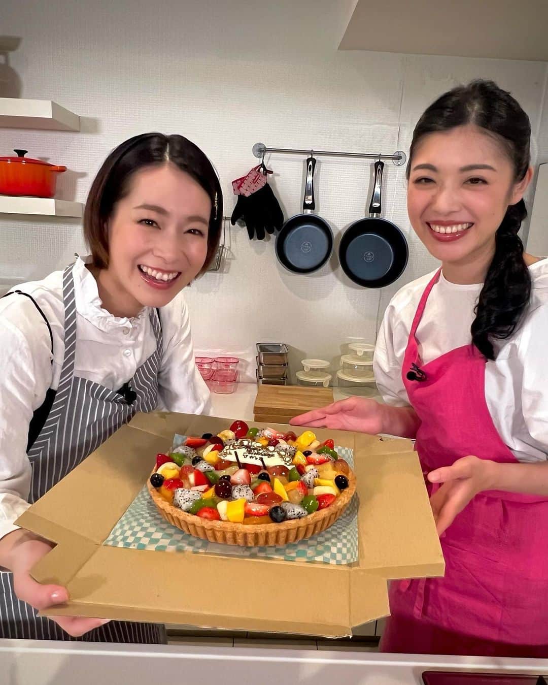 酒井瞳さんのインスタグラム写真 - (酒井瞳Instagram)「@otakara.kitchen さんの収録で  お誕生日をお祝いしていただきました❤️  気づいたら１年という月日が経ってて  みなさんとも仲良くなり、いつも楽しく収録してます🥹❤️  そして @kazunawada 先生とはプライベートでも遊んだりする仲になり  歳も近くて先生というより料理上手なお姉さんという感じでいつも  楽しくクッキングしております🤣🙏  この間はたまたまリンクコーデになったり🤣‼️気が合うな！笑  そして本当にこの１年で料理が上達した気がします...!!!  美味しくて簡単なレシピが沢山だし  美味しくなるポイントの豆知識とかも沢山教えてもらえて  分かりやすくて、お料理が楽しくなりました😆‼️  毎週土曜日の夜８時に #YouTube はアップされます！  今後も驚きの美味しくて簡単なレシピをお楽しみにっ🙏  #お料理 #料理 #cooking #時短レシピ #おうちごはん #簡単レシピ #厚切りフライドポテト #味玉 #おたからキッチン」6月24日 14時03分 - s.sakaihitomi