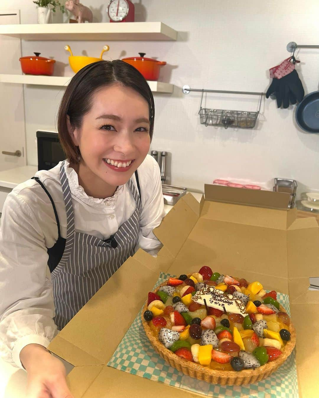 酒井瞳のインスタグラム：「@otakara.kitchen さんの収録で  お誕生日をお祝いしていただきました❤️  気づいたら１年という月日が経ってて  みなさんとも仲良くなり、いつも楽しく収録してます🥹❤️  そして @kazunawada 先生とはプライベートでも遊んだりする仲になり  歳も近くて先生というより料理上手なお姉さんという感じでいつも  楽しくクッキングしております🤣🙏  この間はたまたまリンクコーデになったり🤣‼️気が合うな！笑  そして本当にこの１年で料理が上達した気がします...!!!  美味しくて簡単なレシピが沢山だし  美味しくなるポイントの豆知識とかも沢山教えてもらえて  分かりやすくて、お料理が楽しくなりました😆‼️  毎週土曜日の夜８時に #YouTube はアップされます！  今後も驚きの美味しくて簡単なレシピをお楽しみにっ🙏  #お料理 #料理 #cooking #時短レシピ #おうちごはん #簡単レシピ #厚切りフライドポテト #味玉 #おたからキッチン」