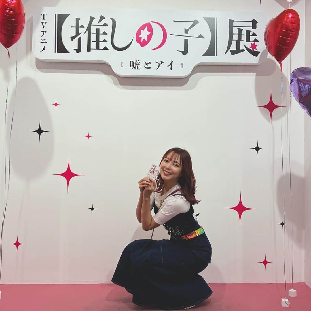 瑞稀ミキのインスタグラム：「君は完璧で究極のアイドル♡  展示会には赴かないタイプのアニメ好きだったのですが、「推しの子」への気持ちはいつのまにか愛に変わってたので行きました꒰⑅•͈o•͈⑅꒱  アイがメインだったので主に１話についての内容になってて 心臓ギュ、涙ぼやぼや不可避でしたワ… 原画をたくさん見ることができて、アイの瞳の輝きを表現するこだわりがすんごかったのが感動😭😭😭 「あのシーン」が再現されてて(6枚目)素晴らしっ！と感じるとともに、 現実世界に繰り広げられることで、より感情がリアルになってしまうので「なんでこんな…なんでこんなことするんや…ああああ😭」みたいな気持ちにもなりました(老害)  アイへの崇拝の気持ちが深まってしまった 🙏 ぁぃちゃんを中心に苺プロ同好会を結成したので(うじたまちゃん、みずきちゃん)これからの活動も楽しみ  オタ活は楽しい 全力でやっていきたいわね」