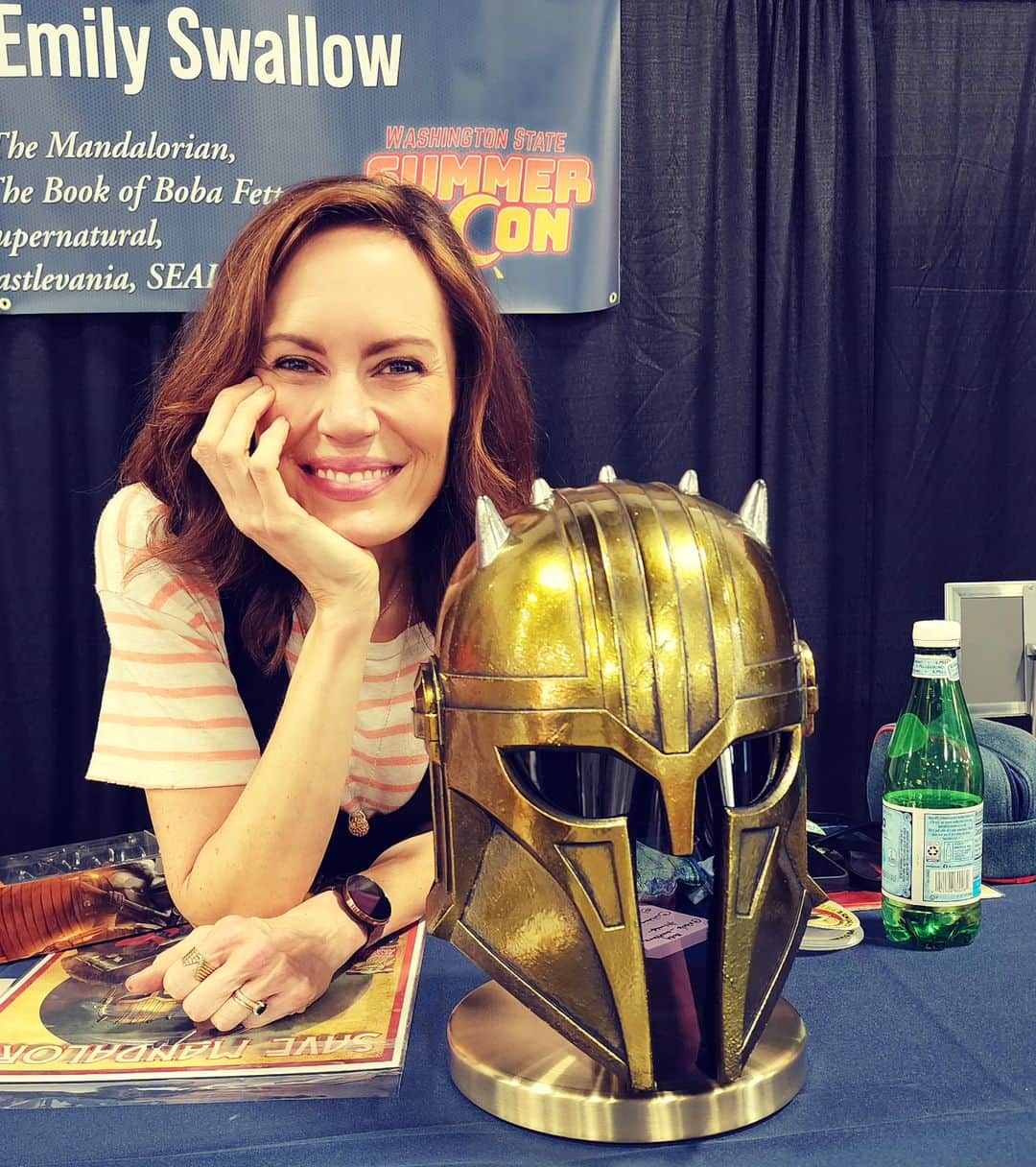 のインスタグラム：「Look who's got a new helmet! We were late getting over to @wasummercon today (thanks 405 traffic) but we were able to drop in on @bigeswallz 's booth and present her with this #armorer helmet! We also did some quick filming so stay tuned for something epic. More fun to be had this weekend! Be on the lookout for a certain shiny boy and green frog tomorrow 🩶💚 . 3d files from @mmmmystery and painted with #alumaluster and clear coat tints from @imperialsurface」