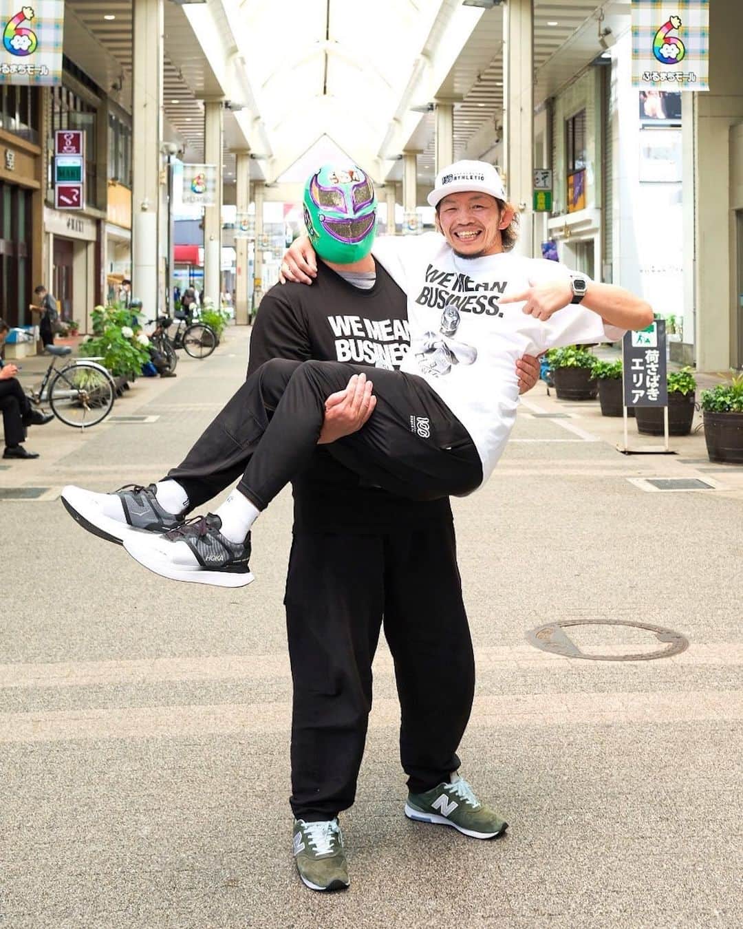 宇野薫のインスタグラム：「お姫様抱っこしてもらっちゃいました😊  THE FULL MATCH 2023 始まりました！  『THE FULL MATCH 2023』 昨年大好評だった、東京・三軒茶屋にあるカフェHOLY SHITのポップアップを今年も開催する運びとなりました。 今年は昨年も共催したスーパー・ササダンゴ・マシン選手のササダンゴ商会に加え、MMAファイター・宇野薫選手主宰のONEHUNDRED ATHLETIC（100A）も参戦決定。3つのアパレルが一堂に会します。 100Aからリリースされる今回のポップアップの記念Tシャツなど、ここでしか買えないアイテムが並びます。 そしてなんと、6月24日（土）と25日（日）の二日間は宇野薫、スーパー・ササダンゴ・マシン、井上崇宏も来店いたします。どうぞお楽しみに。  会場：TADAYOI（ただよい） 住所：新潟県新潟市中央区東堀通6番町1041　 地図：https://goo.gl/maps/BfjqwoMJgp886GkdA 会期：2023年6月24日（土）〜7月2日（日） 　※営業時間は各日とも13時〜19時。 　※6月24日（土）、25日（日）の二日間は宇野薫、スーパー・ササダンゴ・マシン、井上崇宏が来店。 　※6月28日（水）は定休日のためお休み。」