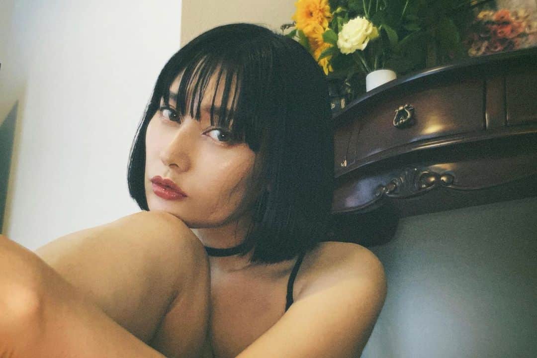 佐藤乃莉のインスタグラム：「安心して下さい 着てますよシリーズw  しかし、  むしむし🔹🦋🔹  しますね🔹🐛🔹  #ボブヘア#ポージング#前髪」