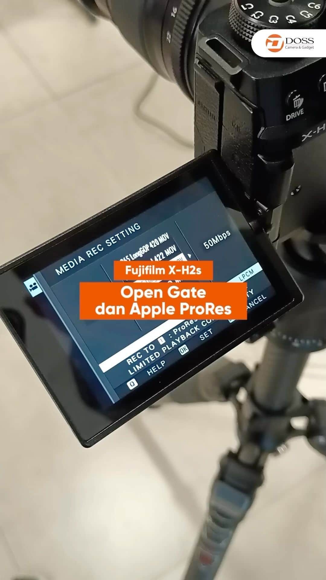のインスタグラム：「Woah, sekarang bikin video vertikal dan horizontal cuma sekali rekam? Seru banget pake fitur Open Gate di Fujifilm X-H2s! Jadi, kamu bisa menghasilkan video yang lebih fleksibel dan siap dipost di berbagai platform sosial media. Gak perlu repot-repot rekam ulang, hemat waktu dan tenaga!  Yuk, pake fitur Open Gate di Fujifilm X-H2s buat bikin video keren yang bisa dipost di mana aja. Segera miliki X-H2S dengan penawaran terbaik hanya di DOSS!  Get your DOSS Member benefits: - Trade in option - Extended official warranty +2 Years - Personal insurance for your new camera & lenses - Basic Photography, Videography & Drone Class  Lebih Asik Belanja di DOSS! Dengan benefitnya yang berlimpah🔥  Informasi lebih lanjut bisa menghubungi : DOSS Customer Services : 0811-121-300 Website: www.doss.co.id  DOSS Camera & Gadget | Toko Kamera Terbesar di Indonesia  DOSS Superstore Jakarta Jl. Cideng Timur no. 61  DOSS Ratu Plaza Jakarta Mall Ratu Plaza Lt. Dasar no. 25  DOSS Kemang Jl. Raya Kemang No. 49  DOSS Superstore Bandung Jl. Sunda no. 69  DOSS Bali Jl. Teuku Umar No.43 Denpasar, Bali  DOSS Jogja Jl. Kaliurang KM. 5 no. 23  DOSS Makassar Jl. Kajaolalido no. 3C  #doss #dossid #dosssuperstore #dosscamera #dosscommunity #cobadulubarubeli #makinasikbelanjadidoss #cameraindonesia #tokokameraonline #photography #videography #eksisbarengdoss #zonafotografi #Fujifilm_id #GoFujifilm #10YearsofXMount #XH2s #FujifilmXH2S #opentgate #AppleProRes」