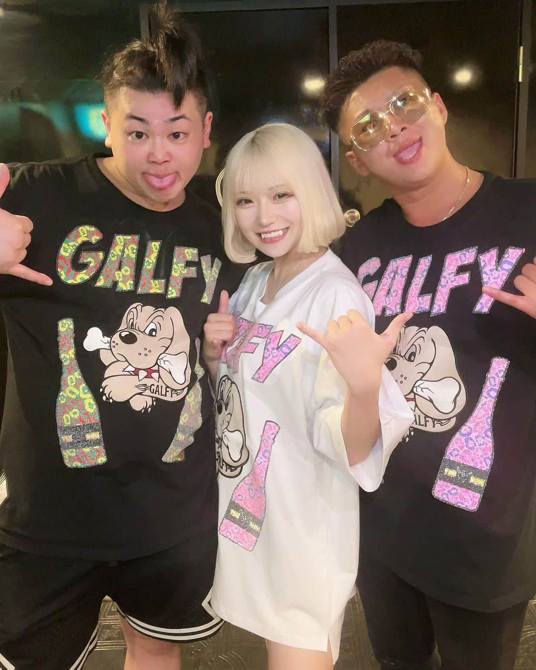 いーたろのインスタグラム：「YAHMANの2人面白くて大好き😌❤️  GALFY🐶とYAHMANコラボのTシャツゲット〜✌️ 可愛すぎるんですけど！！みんな絶対買うべきよこれは！！  #いーたろ#いーたろ様#YAHMAN#GALFY#私の沼にハマりなさい#可愛くてごめん」