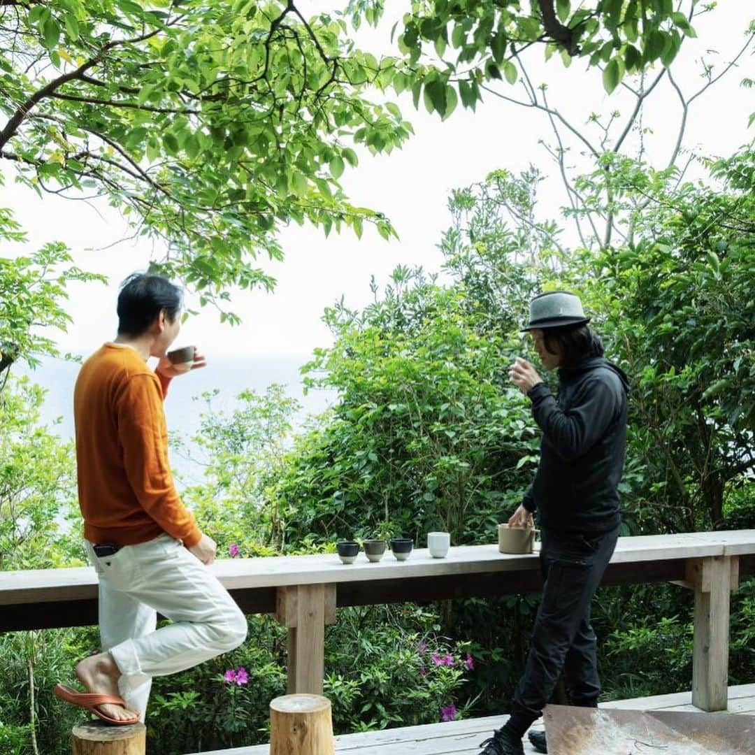 川上俊さんのインスタグラム写真 - (川上俊Instagram)「[interview] Designing for Regeneration in Yakushima「環境再生をデザインする」 | Curiosity https://r100tokyo.com/curiosity/essence/230601/ @r100_tokyo   屋久島で3日間ファミリーで過ごしインタビュアーとして、「循環」「共生」「QOL」などをキーワードに、Sumu Yakushima を設計した 小野さん に話を聞いています。  自然の循環について、 人と自然との共生について、 デザインやQOLについて。  たくさんの学びと、 これからのインスピレーションもらいました。  #shunkawakami #regenerative #sustainability」6月24日 14時21分 - shunkawakami