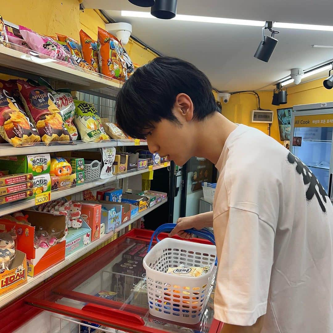 スビンさんのインスタグラム写真 - (スビンInstagram)「여름밤 산책🍦」6月24日 14時22分 - page.soobin