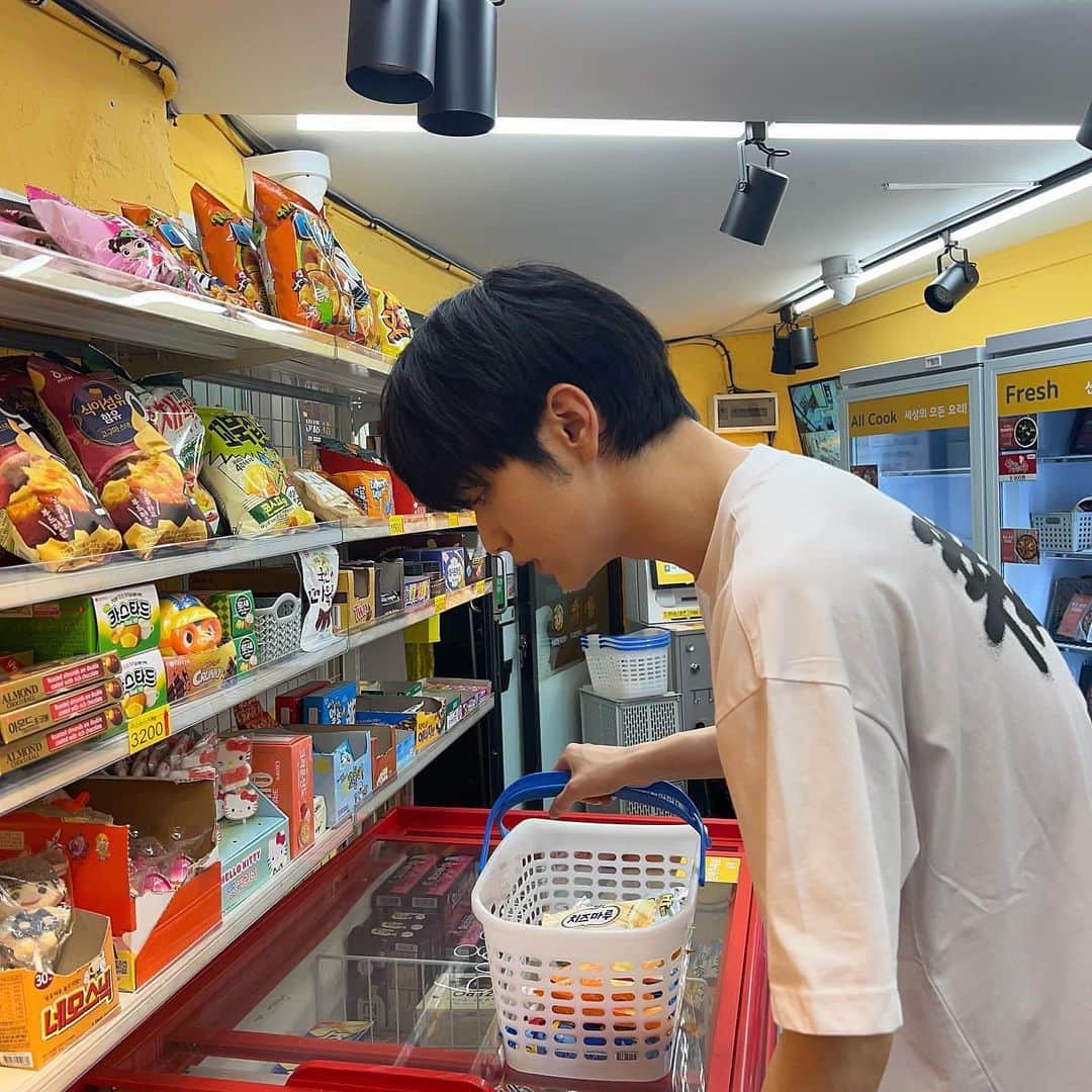 スビンさんのインスタグラム写真 - (スビンInstagram)「여름밤 산책🍦」6月24日 14時22分 - page.soobin