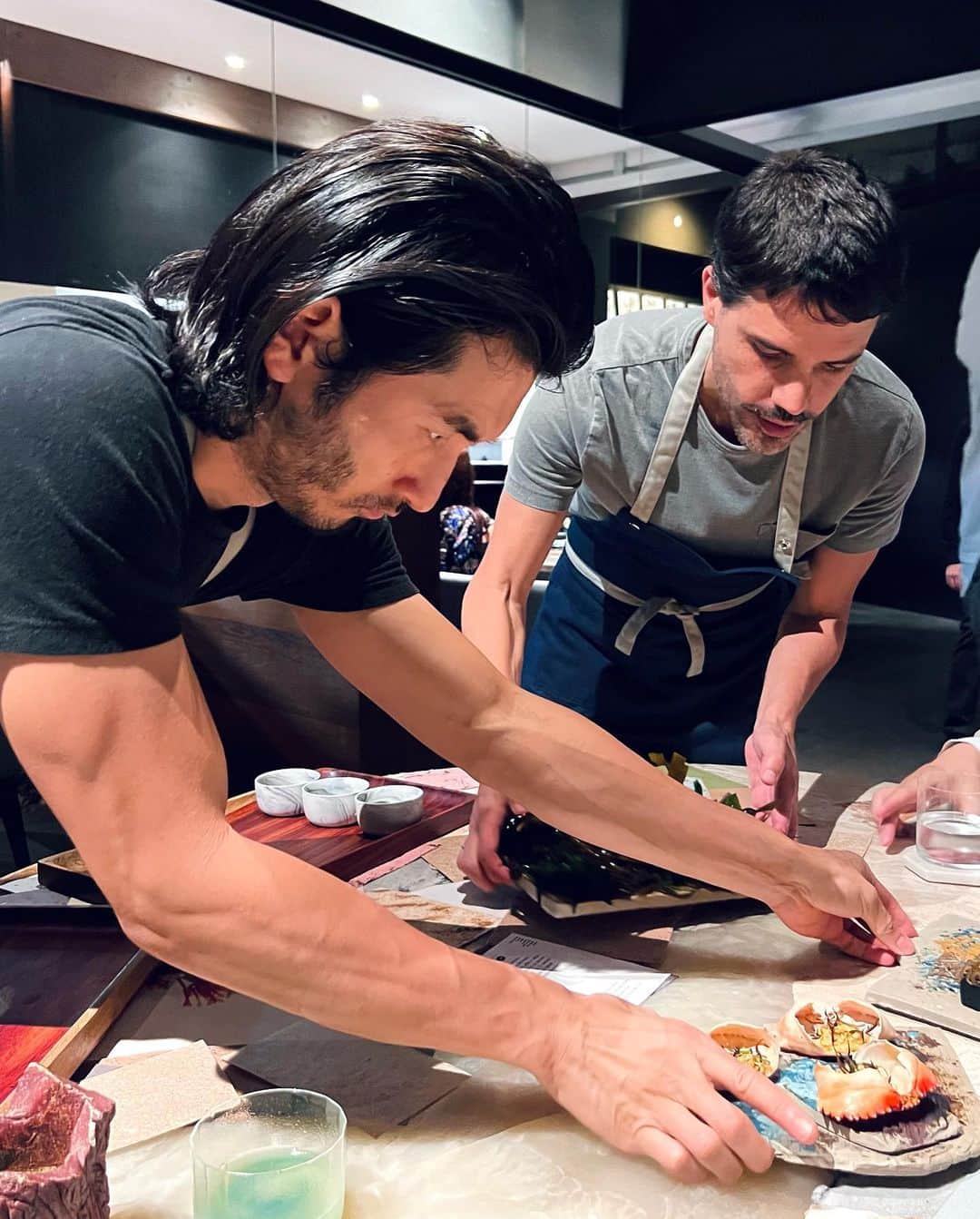 ケス Keisuiのインスタグラム：「@centralrest  Huge congrats team Central🫶🫶  世界🌍🥇  お料理や、携わる生産者やコミュニティへの熱量、それを肌で感じることができて、本当に嬉しく思います🙏🙏  Arigato @santiago.maztokyo and @diogovmiranda   #world50best #world50bestrestaurant  @theworlds50best」