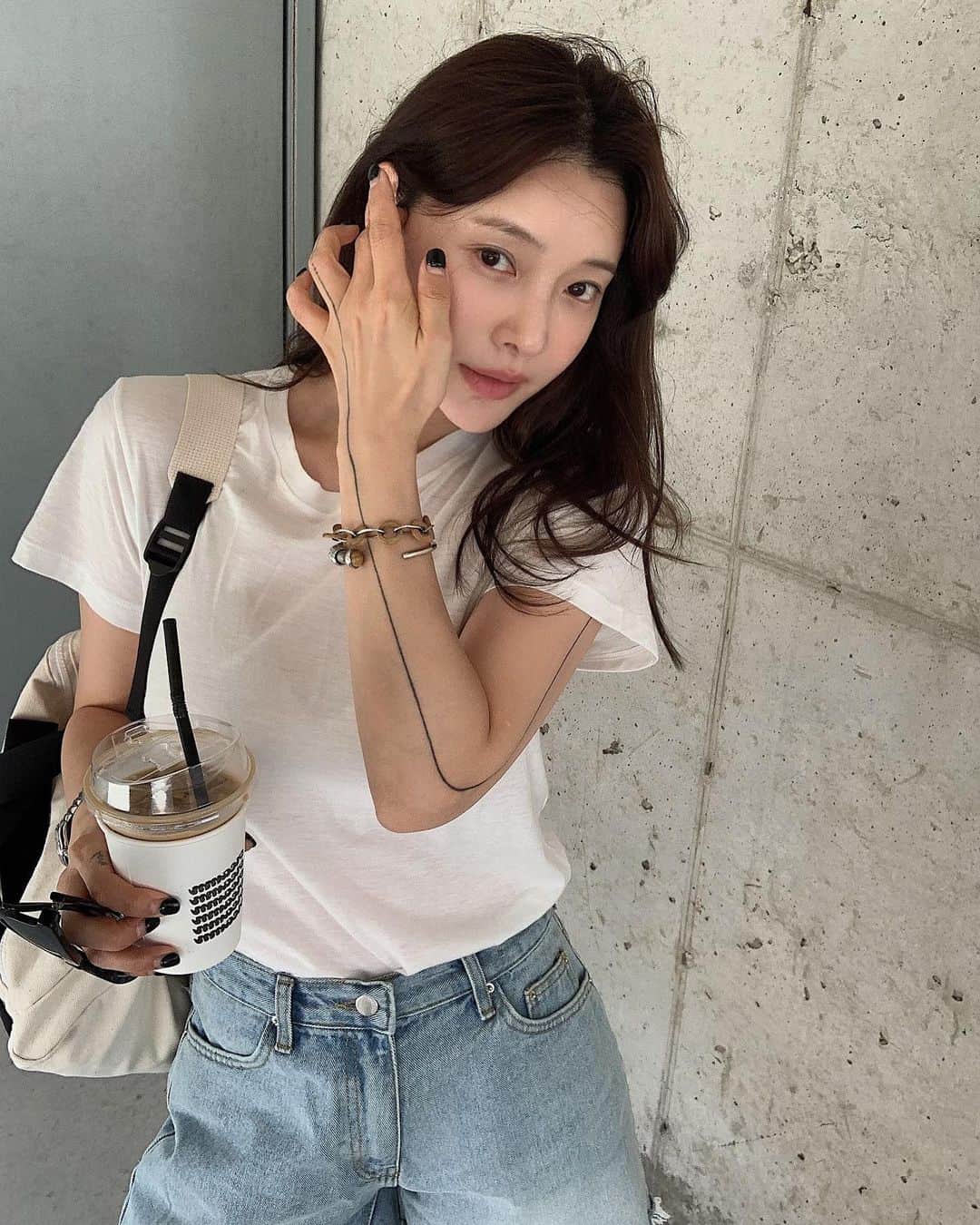 nanaのインスタグラム：「나흐나흐 반팔티.  핏이 너무 맘에 들오👌🏼 스몰 엠 사이즈로 곧 만나루!!」