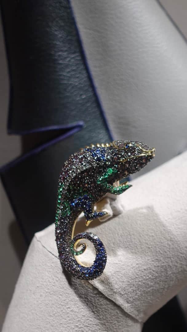 のインスタグラム：「A WORLD OFCOLOR CHANGERS -色が変わる宝石の幻想的な世界-  カラーストーン・ジュエリーBIZOUXのGINZA SIX店で、 〝カラーチェンジする宝石〟を集めた特別展が 本日から7/23(日)まで開催中💎✨  特別展のために展示されている、光源によって色が変化する宝石〝カラーチェンジ〟の代表格であるアレキサンドライトをメインにつくられたカメレオン✨  違う光のペンライトを当ててみると... こんなにも色味が変化してみえます！！ まさに、カメレオンのようで神秘的✨  アレキサンドライトは、 お昼はエメラルドに、夜はルビー色に輝く変色性があります😆  カラーチェンジ以外の希少な誕生石も月ごとに展示してあるので、自分の誕生石を探してみるのもオススメです❤️ ちなみに私の誕生石(12月)はタンザナイト、トルコ石、ラピスラズリ。青が好きなので、とても好きな種類ばかり☺️  特に好きなラピスラズリは、 人生をよい方向に導いてくれる〝幸運〟の石だと言われています🍀 知恵を授けてくれるパワーがあることから、 新しいアイデアを常に求めているクリエイティブな職業の方からも人気があるそうですよ✨  自然が生み出した奇跡のような宝石の魅力を、 是非体験してみて下さいね❤️  #bizouxjewelry #bizoux #jewelry #colorstone #天然石」