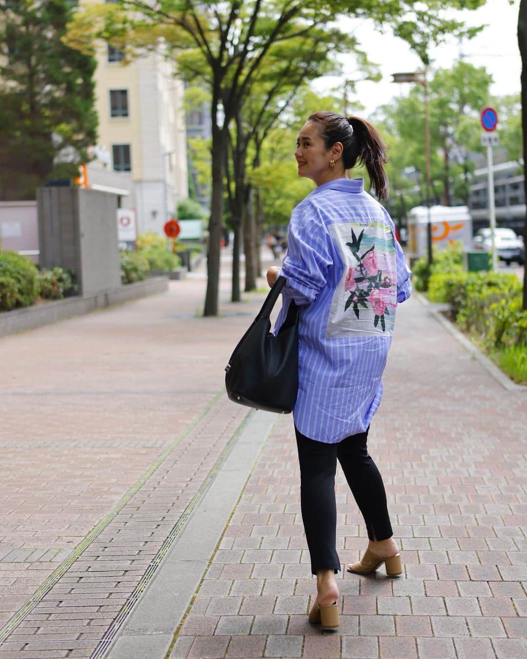 田中幸恵さんのインスタグラム写真 - (田中幸恵Instagram)「___ . この間タキマキさんが ゲリラインスタLIVEのときに着てたストライプシャツが可愛すぎて😮‍💨🤍  （インスタLIVE中もシャツに対してめちゃくちゃコメントされてた🥺　@yukoshibamoto さんがその後、どこのブランドだったのか解明してた笑♡）  ってことで、久しぶりにストライプ着たくなった🥺✨  前から見たらフツーのストライプだけど、 後ろがなかなかのインパクトあるシャツは 大好きな　@sportmax のもの🤍  shirt→ @sportmax  pants→ @blenheim_jp  sandals→ @maisonmargiela  bag→ @hermes  #sportmax #blenheim #maisonmargiela  #hermes #tabishoes #tabi」6月24日 14時27分 - yukie__tanaka