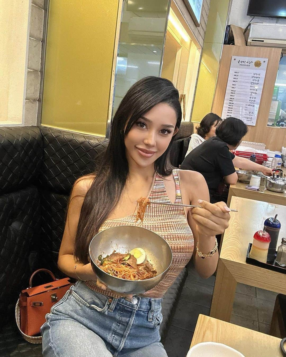 ヴァネッサみどりのインスタグラム：「Korean food makes me happy 🙃🌶️ わたしが今回食べたごはん特集🇰🇷 みんな是非行ってみて🥹 這一次去的餐廳都超讚🥹 ☟must try Korean eats below   📍 너마늘 안동갈비 & 요술꼬치 Garlic Galbi  　にんにくカルビ焼肉 📍 Gangnam Myeonok 江南麺屋 (冷麺)  📍 Myeongdong Kyoja Main Store (明洞餃子) 📍 신사동인동 新沙洞仁洞 (カルビの蒸し煮)」