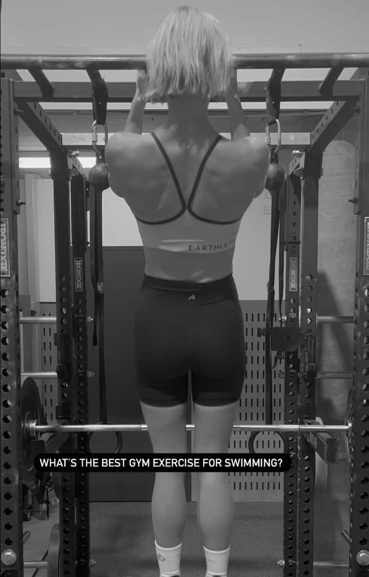 ブロンテ・キャンベルのインスタグラム：「The question I always get asked! What’s good in the gym for swimming?  For me, chin ups are a staple, whether you do them neutral grip (like me here), pull up grip or chin up grip, they’re great for working your shoulders and lats. Great for freestyle.   How many do you do? 😁」