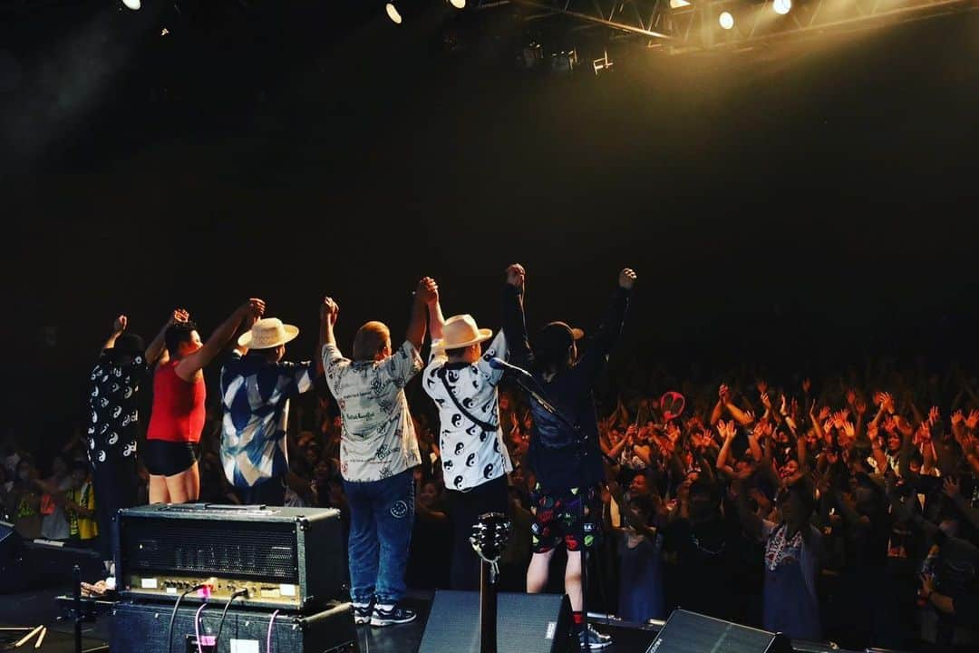 Kuboty のインスタグラム：「いよいよ明日から！！！ モンパチのライブハウス対バンツアー！！！！！  25周年のモンパチは9thアルバムリリース、アリーナワンマン、モンパチフェスと盛り沢山🔥🔥🔥  精一杯サポートさせていただきます、詳しくはモンパチの25周年サイトをチェックしてください🙌  ライブハウスで声出し放題、チケットもうないところはもうないですけどまだあるところはまだあります、めちゃ遊びましょー！！！！！  2023.06.25(日) 大阪　なんばHatch  2023.06.27(火) 香川　festhalle   2023.07.01(土) 東京　ZeppHaneda  2023.07.04(火) 新潟　新潟LOTS  2023.07.09(日) 愛知　ZeppNagoya  2023.07.11(火) 宮城　仙台GIGS  2023.07.22(土) 広島　BLUE LIVE HIROSHIMA  2023.07.24(月) 福岡　Zepp Fukuoka  #mongol800 #モンパチ #モンパチ25th  #おじさんたちと踊ろう   写真は上げそびれた6/6 音市場より」