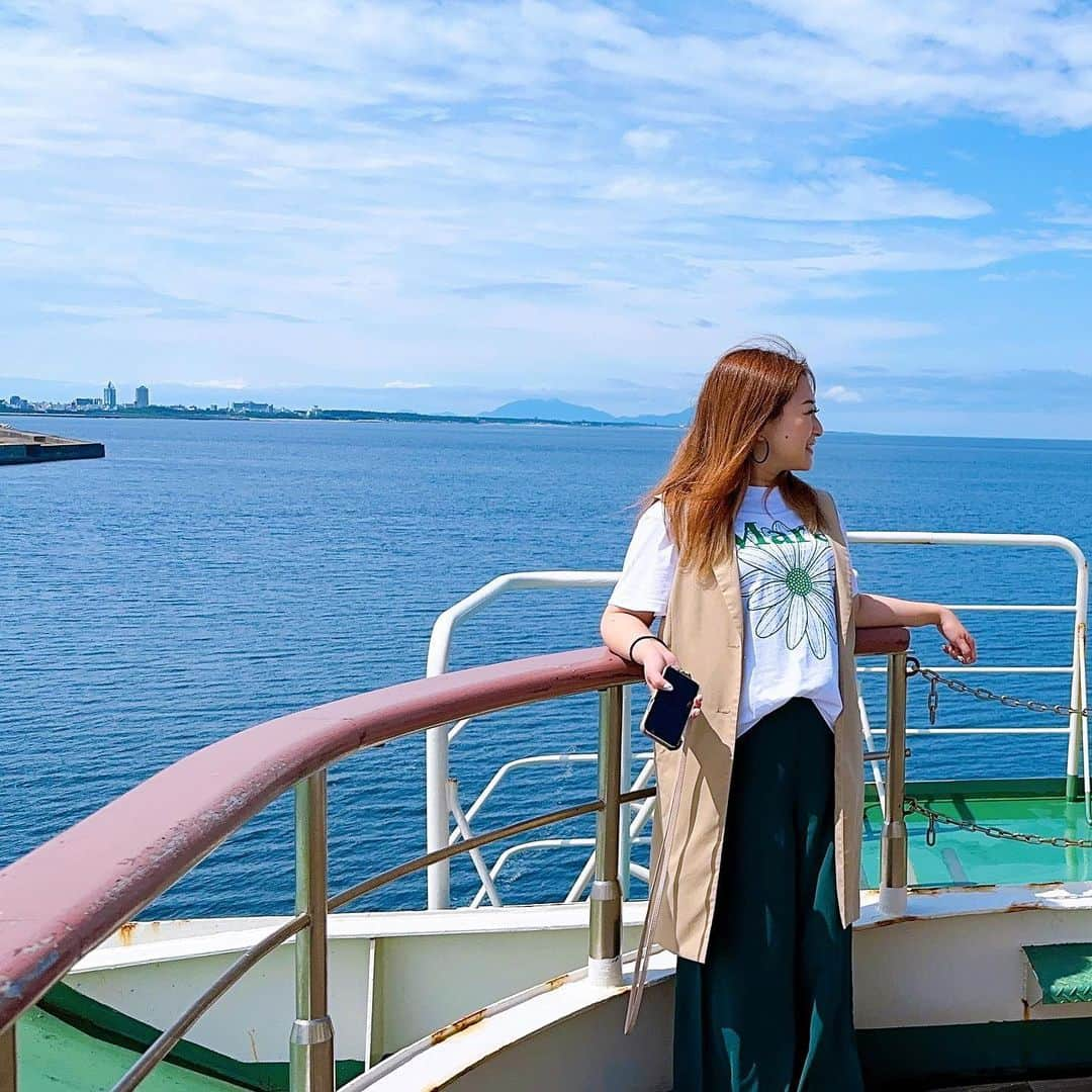 本間紗理奈のインスタグラム：「サタナビin佐渡市の旅🚢  カーフェリーは スイートルームでした…🥹✨ 初めてのスイート、 こんなにも豪華なの？！😭  ひろーいお部屋に ソファがいくつも… ベッドもテレビもあって デッキはプライベート空間🫧  @sadokisen.0203   #佐渡汽船 #佐渡汽船カーフェリー  #佐渡島 #佐渡市 #佐渡 #佐渡旅行 #佐渡島旅行  #新潟県 #新潟 #佐渡汽船フォトコン2023」