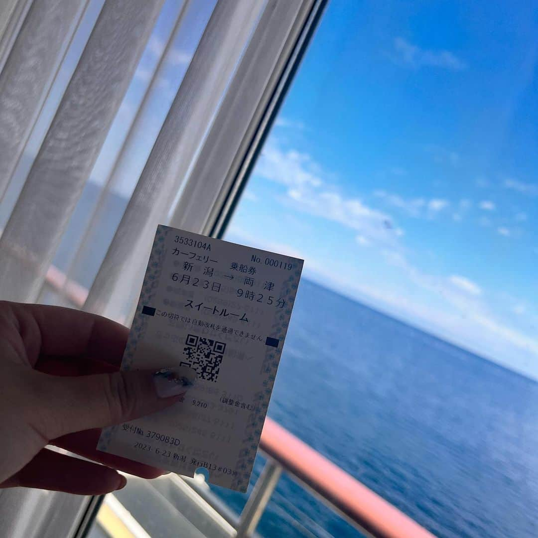 本間紗理奈さんのインスタグラム写真 - (本間紗理奈Instagram)「サタナビin佐渡市の旅🚢  カーフェリーは スイートルームでした…🥹✨ 初めてのスイート、 こんなにも豪華なの？！😭  ひろーいお部屋に ソファがいくつも… ベッドもテレビもあって デッキはプライベート空間🫧  @sadokisen.0203   #佐渡汽船 #佐渡汽船カーフェリー  #佐渡島 #佐渡市 #佐渡 #佐渡旅行 #佐渡島旅行  #新潟県 #新潟 #佐渡汽船フォトコン2023」6月24日 14時35分 - sarinaaaaa_h