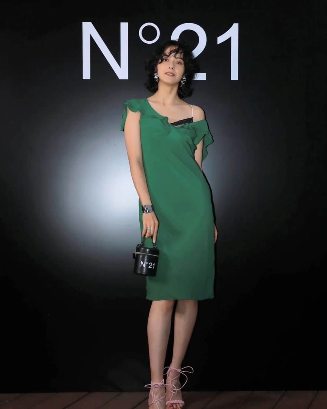のインスタグラム：「Happy to see you again @alessandrodellacqua 💚  #N21 #N21tokyo @numeroventuno  📸 @wataru__fukaya」