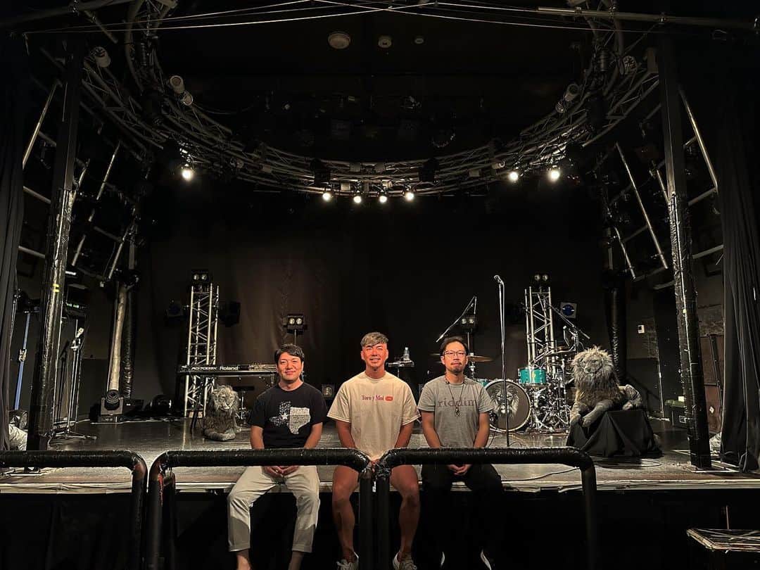 のインスタグラム：「“black LION” TOUR 2023 @ CHIBA: day one  hello, CHIBA✌️  残り10公演、たのしもー🤩  #toshinoriYONEKURA #blackLION #米倉利紀 #TOUR #大塚雄士 #杉浦琢雄 #小野寺みなほ」