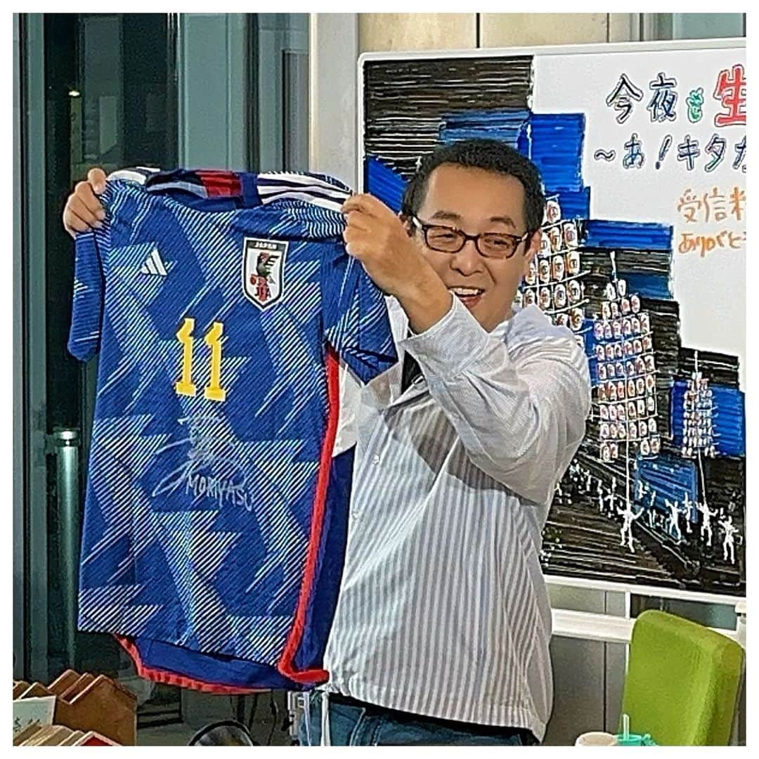 さだまさしさんのインスタグラム写真 - (さだまさしInstagram)「ありがとう森保監督⚽️ 日本代表ユニフォーム🇯🇵 しかも直筆サイン入り✨ 凄く嬉しいです。 本当にありがとうございました。 . #森保一  #サッカー日本代表  #日本代表ユニフォーム  #生さだ #今夜も生でさだまさし  #さだまさし #sadamasashi #nhk秋田放送局」6月24日 14時51分 - sada_masashi