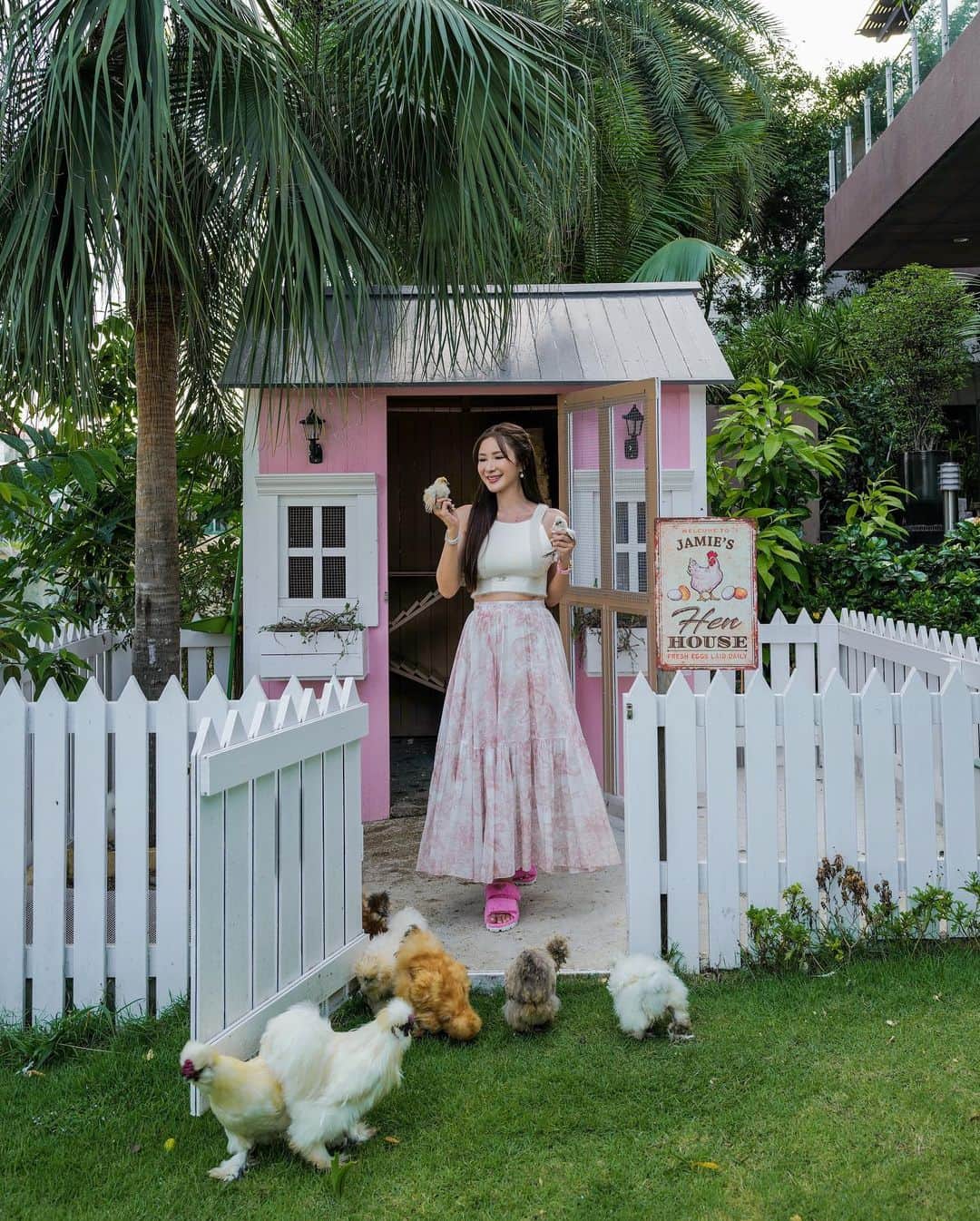 ジェイミー・チュアのインスタグラム：「🐣 Chic Momma in her fantasy farmhouse.」