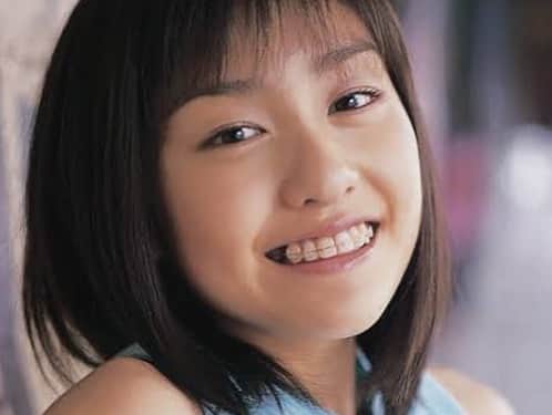 岩井七世さんのインスタグラム写真 - (岩井七世Instagram)「中学時代、歯科矯正をしていて、ワイヤーをカラフルな色にしてもらったり、そのまま雑誌の撮影もしていた🦷🌈ので、私の矯正時代を知ってる人もいると思うのですが...思春期と矯正って相性わるいよね😂食事のたびにリテーナーを外すのが嫌で正直いうと最後の方けっこうサボった😂反省！ ⁡ 矯正のワイヤーはなんか可愛いとさえ思えて嫌いじゃなかったんだけど。 ⁡ サボったせいなのか時間の問題なのかちょっとずつ歯並びが変わってきまして。お茶目な前歯も、まぁこれはこれでチャームポイントとして仲良く付き合ってきたのですが、どうやら思ったより簡単になおせるらしい。直せるなら直してみたい！ということで、マウスピース矯正の相談に行ってきました🐭 ⁡ 歯の3D写真やレントゲンを撮ってもらって、治療のプランや歯の健康についても丁寧に相談&説明をしていただき、心は決まった！(いずれは親知らずを抜くことも決まった！やだー！) ⁡ もちろん日常生活のなかで面倒なことや我慢も出てくると思うけど、そういうことも含めて実際どんな感じか、またレポします..! ⁡ ⁡ 今日はひとまず自分の歯のことを知れてスッキリしました🦷✨ ⁡ #ホワイトライン矯正 #東京プラス歯科 #マウスピース矯正 #インビザライン」6月24日 14時44分 - nanaseiwai