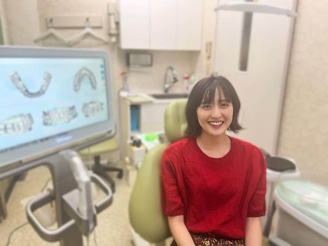 岩井七世のインスタグラム：「中学時代、歯科矯正をしていて、ワイヤーをカラフルな色にしてもらったり、そのまま雑誌の撮影もしていた🦷🌈ので、私の矯正時代を知ってる人もいると思うのですが...思春期と矯正って相性わるいよね😂食事のたびにリテーナーを外すのが嫌で正直いうと最後の方けっこうサボった😂反省！ ⁡ 矯正のワイヤーはなんか可愛いとさえ思えて嫌いじゃなかったんだけど。 ⁡ サボったせいなのか時間の問題なのかちょっとずつ歯並びが変わってきまして。お茶目な前歯も、まぁこれはこれでチャームポイントとして仲良く付き合ってきたのですが、どうやら思ったより簡単になおせるらしい。直せるなら直してみたい！ということで、マウスピース矯正の相談に行ってきました🐭 ⁡ 歯の3D写真やレントゲンを撮ってもらって、治療のプランや歯の健康についても丁寧に相談&説明をしていただき、心は決まった！(いずれは親知らずを抜くことも決まった！やだー！) ⁡ もちろん日常生活のなかで面倒なことや我慢も出てくると思うけど、そういうことも含めて実際どんな感じか、またレポします..! ⁡ ⁡ 今日はひとまず自分の歯のことを知れてスッキリしました🦷✨ ⁡ #ホワイトライン矯正 #東京プラス歯科 #マウスピース矯正 #インビザライン」