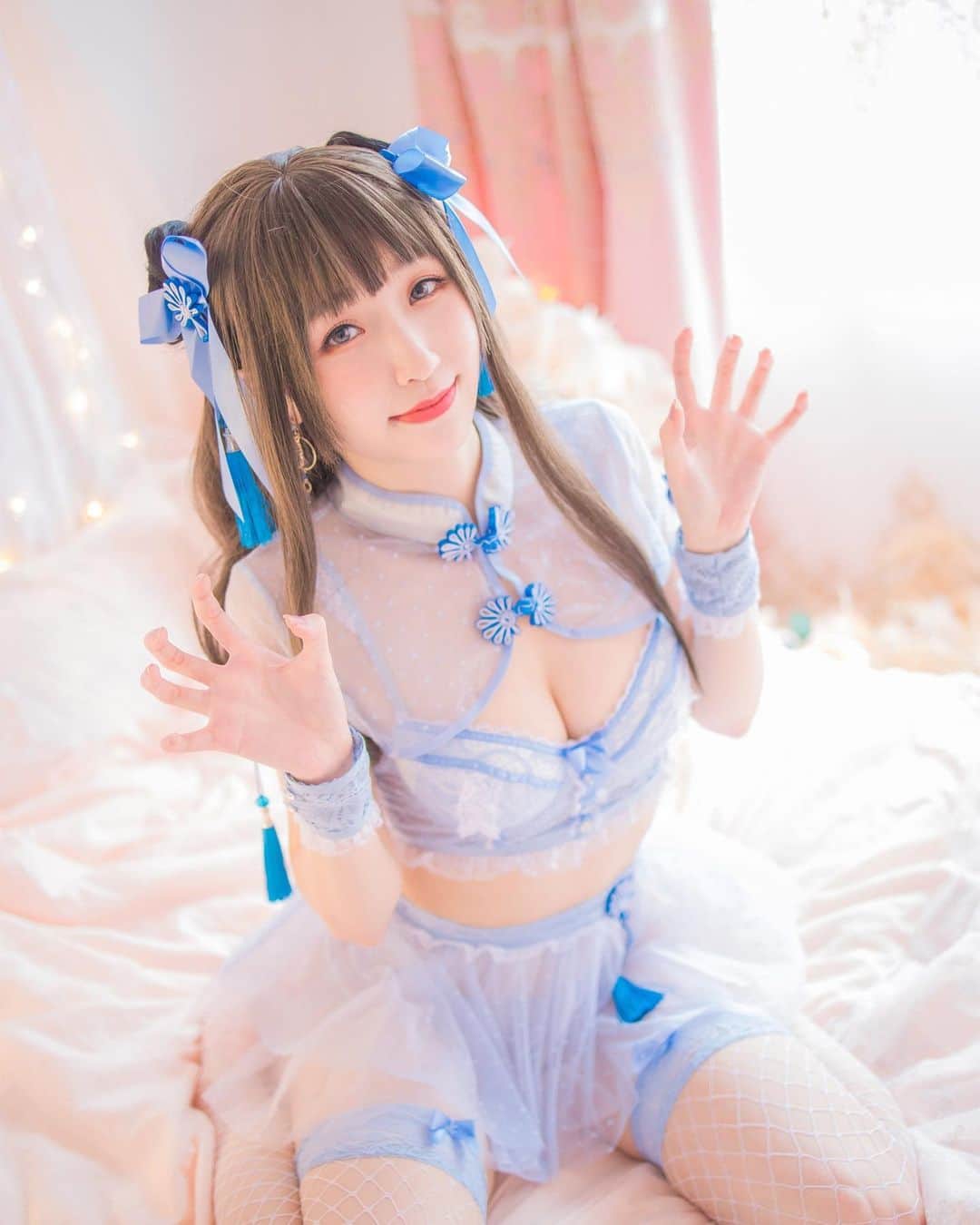 Sherryさんのインスタグラム写真 - (SherryInstagram)「- June Tier 3 - Azure Chinese dress(●｀ 艸 ´) ❣️Full set photo ► https://reurl.cc/WEd7Rk  Tier 3除了有跟蛋寶的雙人照外，當然不少得單人照唷(๑ ´ㅁ` ) 是滿滿的30張照片呢♥♥  ======================  【Announcement】  The subscription of July PATRE0N will be suspended and resumed in August:;(∩´﹏`∩);: You can still keep your own Tier and you will not be charged♥ Hope that can be well prepare the latest merchandise, performance & take some rest. See you in Augest♥♥  【公告】  7月份的PATRE0N訂閱將會暫停一個月，並在8月份恢復更新~⋉(● ∸ ●)⋊ 您仍然可以保留您的Tier，而系統將 **不會** 收費的! 希望在7月能好好的準備動漫節新作、表演、還有給自己一點時間休息 我們8月再見♥♥  #cosplay#cosplayer #cosplaygirl #photo #cosplayphoto #cosplayersofinstagram #cosplayphotography #anime #silverxherecosplay #patreoncreator #patreonartist  #コスプレ　#コスプレイヤー　#コスプレイヤーさんと繋がりたい　#コスプレ写真」6月24日 18時00分 - silverxhere