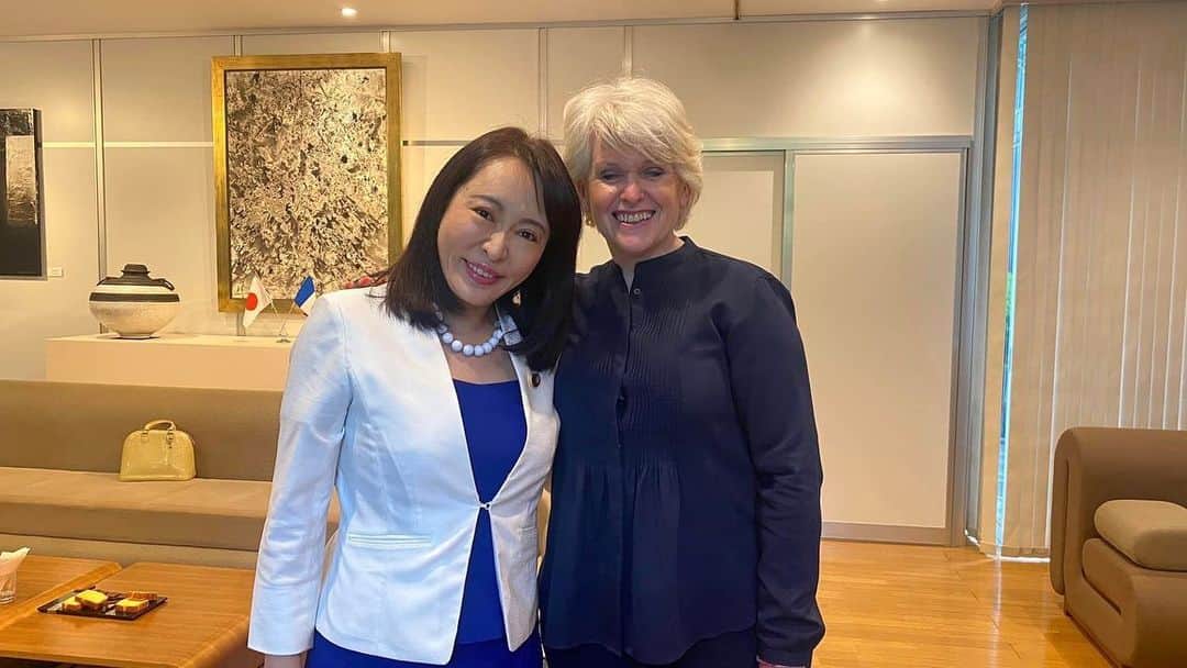 のインスタグラム：「今朝8時よりフランスの🇫🇷 ローム男女平等・多様性・機会均等担当大臣と 会談しました。 彼女は裁判官でもあるので、 法曹同士、今年我が国で成立した 性犯罪厳罰化の刑法改正が どのようにして実現したか (私が法務大臣のときに大臣室内に勉強会を立ち上げ)や 今後の課題などが話題になったり、 1時間半盛り上がりました！🙌 フランス大使公邸は、 尾張徳川家の下屋敷跡であり、 素晴らしい日本庭園があります。」