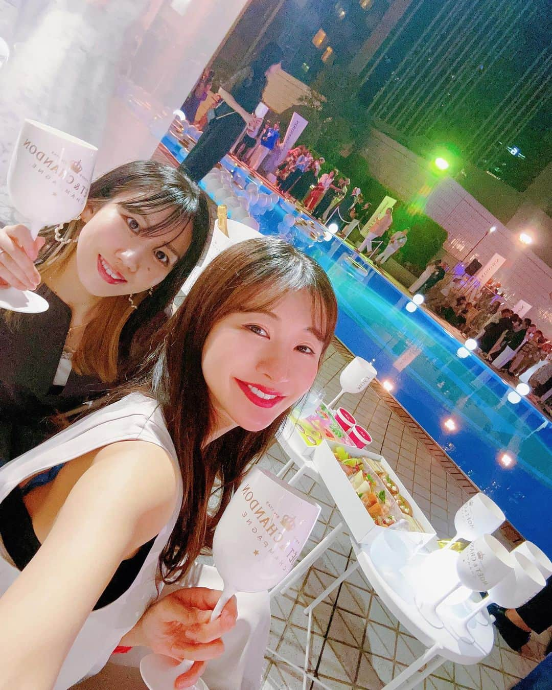 中村江莉香さんのインスタグラム写真 - (中村江莉香Instagram)「#ANAインターコンチネンタルホテル東京 オープニングパーティーへ🍑マネちゃんと行ってきました♡  #モエシャンドン と#ペアリングフード でまったりとした時間を過ごしたよ🩵🩵 @moetchandon 🍾 今年初の#ナイトプール 🩵🩵  私服ワンピースは来月販売よ♡ お揃い〜🍑🍑🍑  #女子会 #Hostedby @moetchandon #MoetChandonbytheskyline #moetchandon #モエシャンドン #Sponsored #DrinkResponsibly #プール #夏 #水着 #夏休み #海 #pool #summer #ビキニ #夏の思い出 #水遊び #ホテル #リゾート #女子旅 #ホカンス #タンキニ #プールサイド #夏の遊び方 #大人女子 #インターコンチ #インターコンチネンタルホテル」6月24日 14時50分 - erica_nakamura