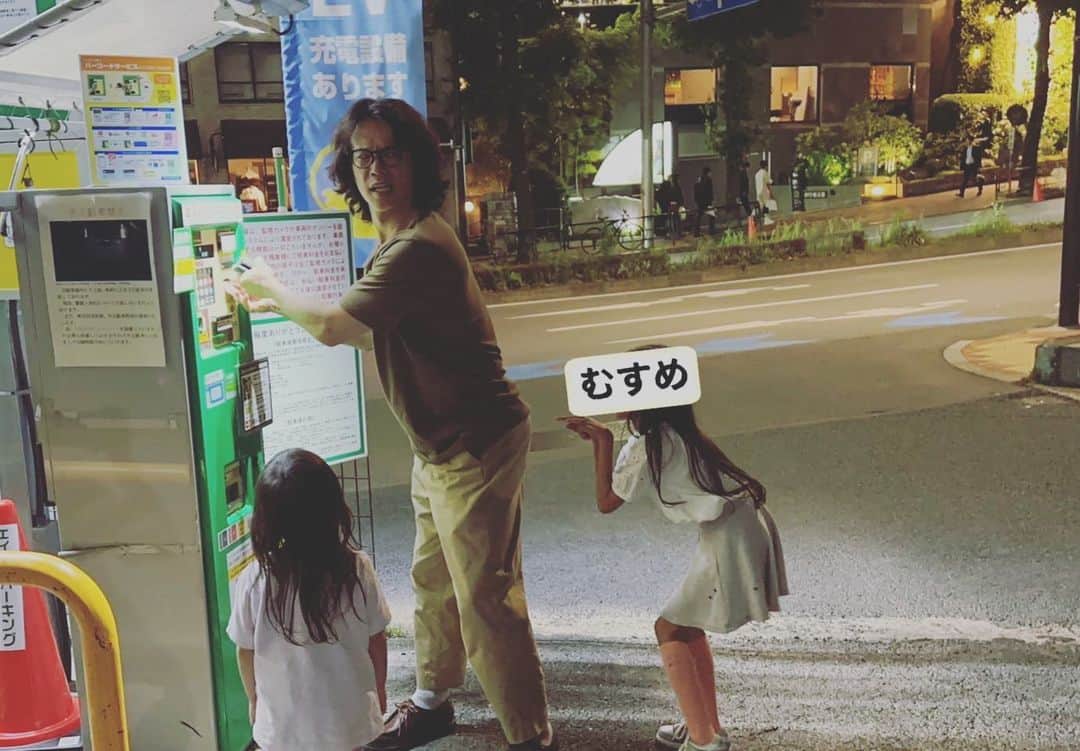 庄司智春さんのインスタグラム写真 - (庄司智春Instagram)「家族で外食の帰り オナラをしたら オナラの実写版が出ちゃった瞬間。 ウケた、ウケた。 この日はヒーローだったよ。」6月24日 14時50分 - tomoharushoji