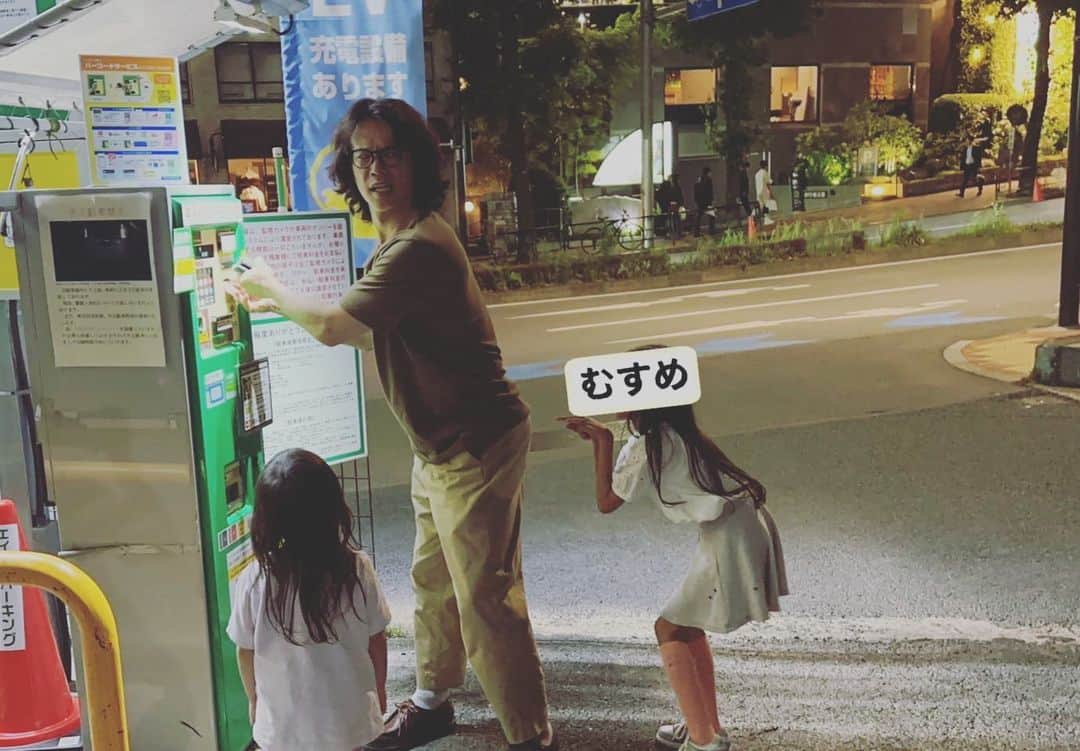 のインスタグラム：「家族で外食の帰り オナラをしたら オナラの実写版が出ちゃった瞬間。 ウケた、ウケた。 この日はヒーローだったよ。」