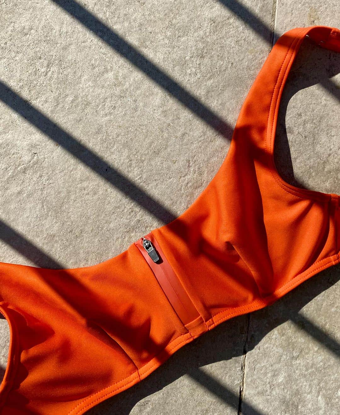 レジャビーのインスタグラム：「LEJABY WAVE | ONDE VITAMINÉE ​​​​​​​​​Naïade incarne l’audace d’une féminité assumée avec son zip mat ton sur ton. - LEJABY WAVE Audacity and confidence with the Naïade line.   #LejabyWave #LeGrandPlongeon #Swimwear #Bain #MaillotDeBain」