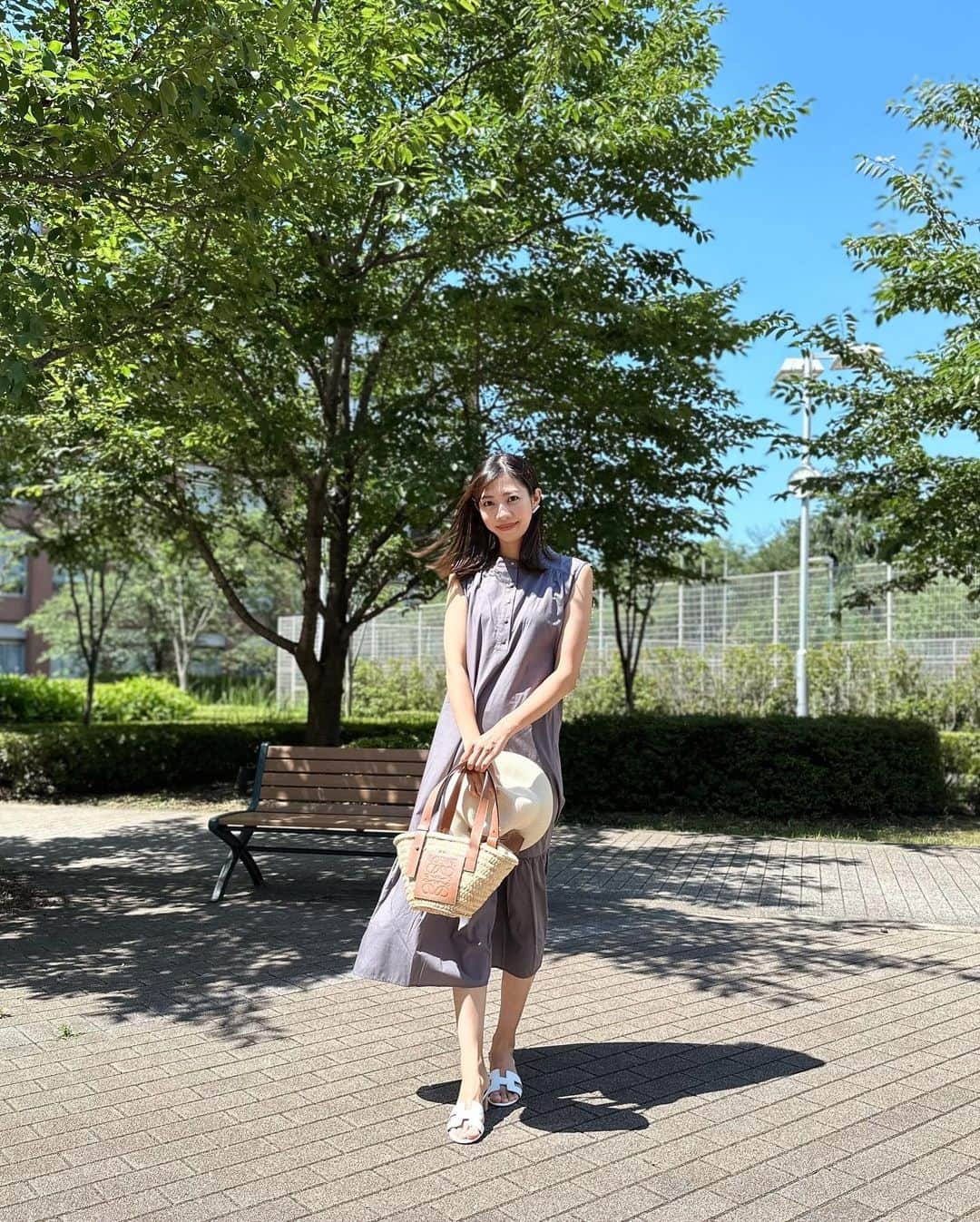 青山美沙子さんのインスタグラム写真 - (青山美沙子Instagram)「coordinate👒🌿 ⁡ ⁡ dress・・ @kuih_store  bag・・　@loewe  shoes・・ @hermes  ⁡ ⁡ ⁡ ⁡ kuihのワンピース、裾の部分だけにギャザーが入っていてふんわり女性らしいシルエット♡ ノーカラーですっきりとしたデザインなので甘過ぎずちょうど良い🌿 ⁡ ⁡ ⁡ ⁡ 母になってパンツばかり履いていたけど、やっぱりワンピース着るとテンション上がる🥺🫶 ⁡ ⁡ ちょうどkuihのサイトでサマーセールやっているので気になってたアイテムがこの機会にぜひ！ ⁡ ⁡ ⁡ ______________________________________ ⁡ ⁡ ⁡ #kuih #クイ #kuihスト #kuihst  @kuih_store#大人シンプルコーデ#骨格ナチュラル#アクティブキュート#アクキュ#イエベ春#165cm#165cmコーデ#ママコーデ」6月24日 14時55分 - misa1120mh