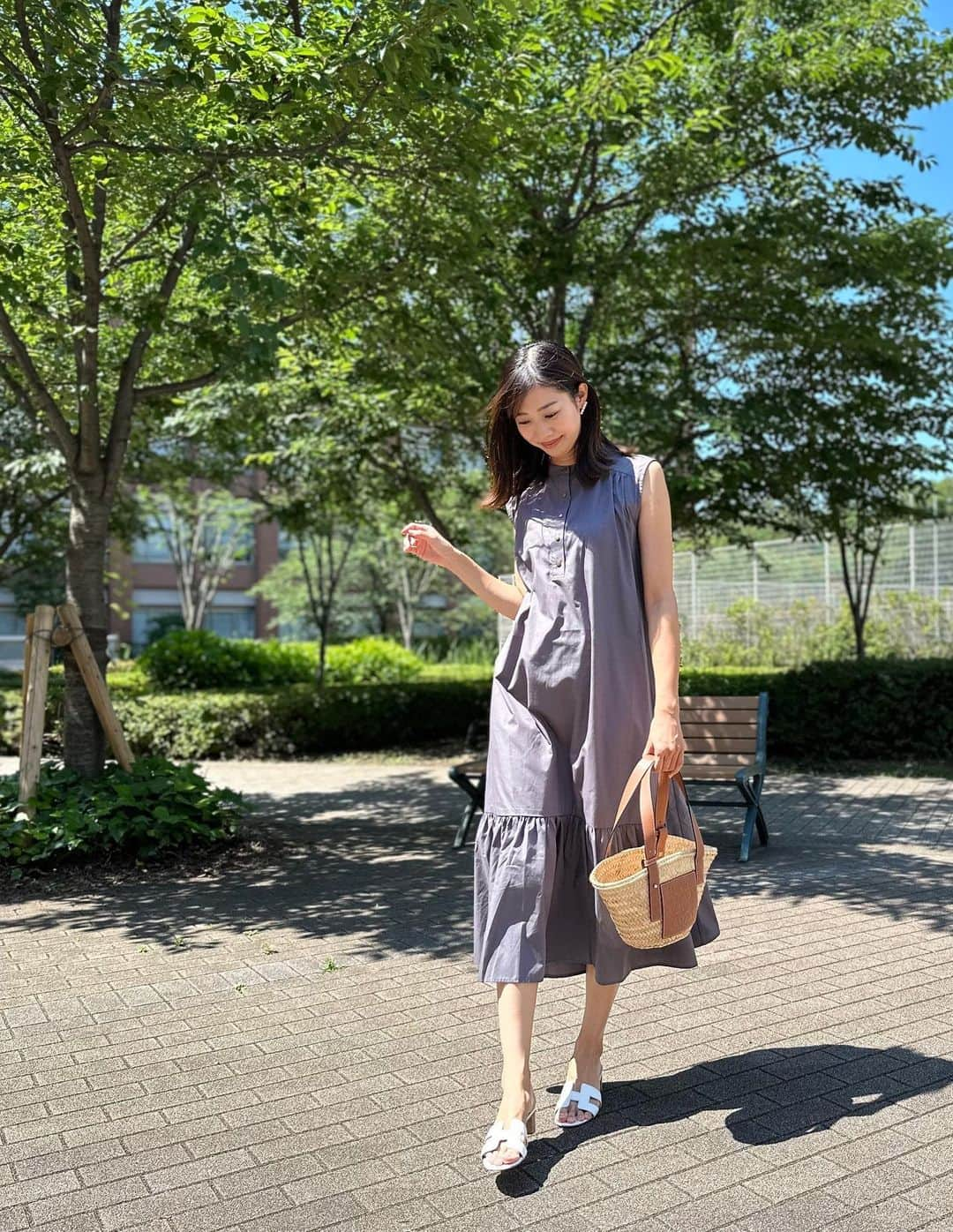 青山美沙子のインスタグラム：「coordinate👒🌿 ⁡ ⁡ dress・・ @kuih_store  bag・・　@loewe  shoes・・ @hermes  ⁡ ⁡ ⁡ ⁡ kuihのワンピース、裾の部分だけにギャザーが入っていてふんわり女性らしいシルエット♡ ノーカラーですっきりとしたデザインなので甘過ぎずちょうど良い🌿 ⁡ ⁡ ⁡ ⁡ 母になってパンツばかり履いていたけど、やっぱりワンピース着るとテンション上がる🥺🫶 ⁡ ⁡ ちょうどkuihのサイトでサマーセールやっているので気になってたアイテムがこの機会にぜひ！ ⁡ ⁡ ⁡ ______________________________________ ⁡ ⁡ ⁡ #kuih #クイ #kuihスト #kuihst  @kuih_store#大人シンプルコーデ#骨格ナチュラル#アクティブキュート#アクキュ#イエベ春#165cm#165cmコーデ#ママコーデ」