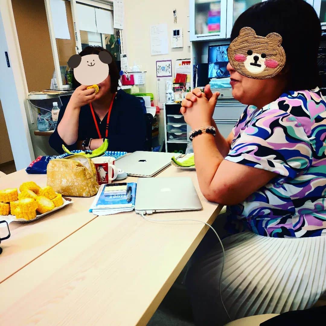 松本隆博のインスタグラム：「。⁡ ⁡ラジオ収録終え、⁡ ⁡とうもろこしを食べながら⁡⁡ ⁡昔、う〇こ 漏らした武勇伝⁡ ⁡を⁡各自が 披露しました。⁡ ⁡⁡ ⁡還暦少年 松本隆博⁡ ⁡」