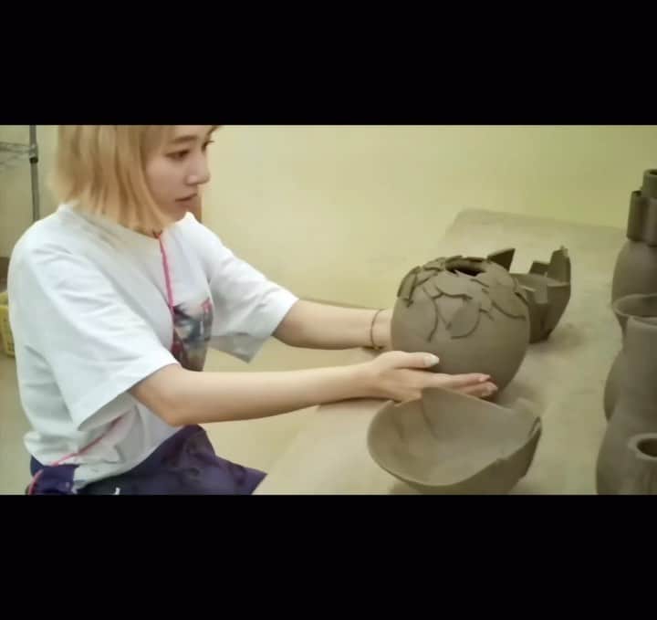 佐藤詩織のインスタグラム：「形成、微調整すべて終わり、焼き上がり待つのみ  #8mmfilmmovie  #daymovie #camera #filmcamera #pottery  #ceramics  #ceramicart」