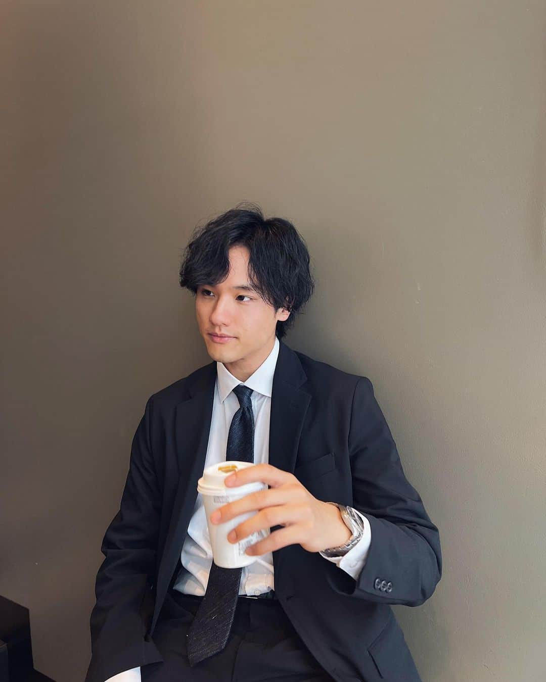 大須賀崇さんのインスタグラム写真 - (大須賀崇Instagram)「🥱👔☕️ #suit #menssuits」6月24日 17時50分 - taxin