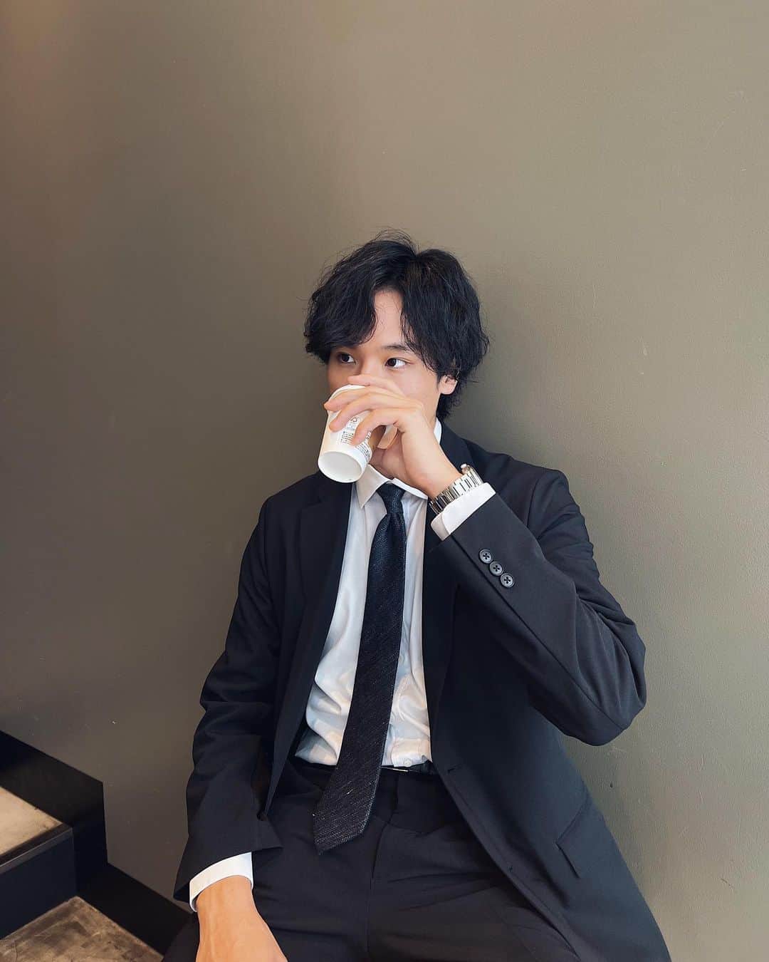 大須賀崇さんのインスタグラム写真 - (大須賀崇Instagram)「🥱👔☕️ #suit #menssuits」6月24日 17時50分 - taxin