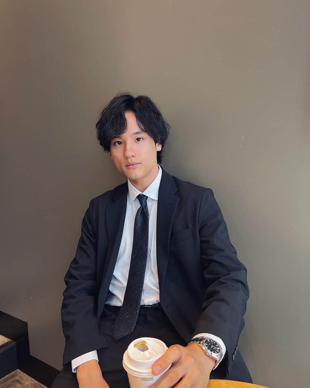 大須賀崇さんのインスタグラム写真 - (大須賀崇Instagram)「🥱👔☕️ #suit #menssuits」6月24日 17時50分 - taxin