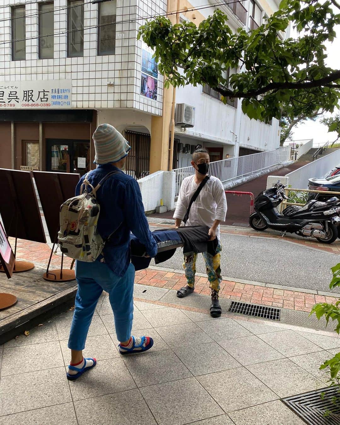 タテタカコさんのインスタグラム写真 - (タテタカコInstagram)「みーちゅーさん、ともこさん、機材搬入お世話になります。  桜坂劇場さん、キーボードを貸してくださってありがとうございます🙏」6月24日 15時09分 - tatetakako
