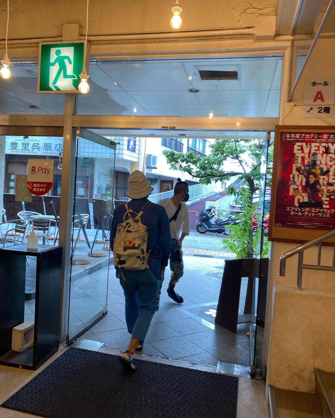 タテタカコさんのインスタグラム写真 - (タテタカコInstagram)「みーちゅーさん、ともこさん、機材搬入お世話になります。  桜坂劇場さん、キーボードを貸してくださってありがとうございます🙏」6月24日 15時09分 - tatetakako
