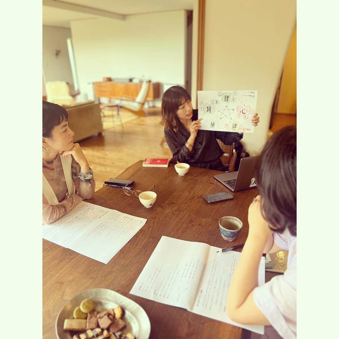 桃生亜希子のインスタグラム：「今日は、約1年ぶりに薬膳のお勉強。 @five_tastes_of_study_  　前回も丁度　梅雨の時期だったよ。  　あいちゃん　@aiai_fji の授業は、みんなでわいわい美味しい薬膳茶を味わいながら進めていくから楽しいのだ。😆 　 　私達の身体と心は、この地球の森羅万象とも密接に繋がっている。 　 　自分の体質や、季節に応じて　食べる物や食べ方も変化させていくのが良いんだね。✨  　旬のものをいただくことで薬のような効果も得られる。 　 　四季のはっきりしている日本は、苦味や酸味、辛味など、季節によって様々な食物を味わうことができる。 　 　よく言われていることだけど、それって、とっても豊かなことだな。て、改めて思う。  　今日は、ハトムギをお米に混ぜてみよう。 　 　日常に、ちょっとだけ意識しながら、学んだことを取り入れていくのは　楽しいね。  　素敵なみんなとのおしゃべりも、心の栄養。✨ 　 　初めましてのミンミンちゃんと可愛い赤ちゃん👶🏻にも癒された😍✨  　夏が始まるね。🌞✨✨✨」