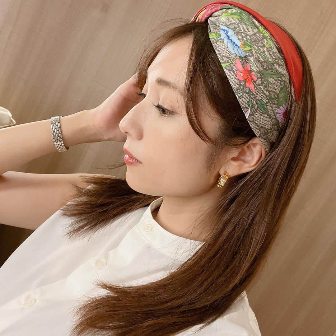 のインスタグラム：「昨日は珍しくヘアバンダナ♡ 夏になると、巻きたくなるのよねw @gucciのボタニカルな柄の一枚。 これと同じ柄のジュエリーBOXが あるようで、いつかそちらも購入したいなぁ〜♡  @bizoux_jewelry では スタッフの皆様のお手元もとても華やか✨ シルバーとのMIXも上級者な合わせ方で、オシャレ〜❤️ つけ方の参考になりますね💍 可愛い〜✨  私はどちらにしたかは... お楽しみ😆  ちょうど新しい事もスタートしているので、お守りにもなってくれそう✨ 届くの楽しみだなぁ〜💍」