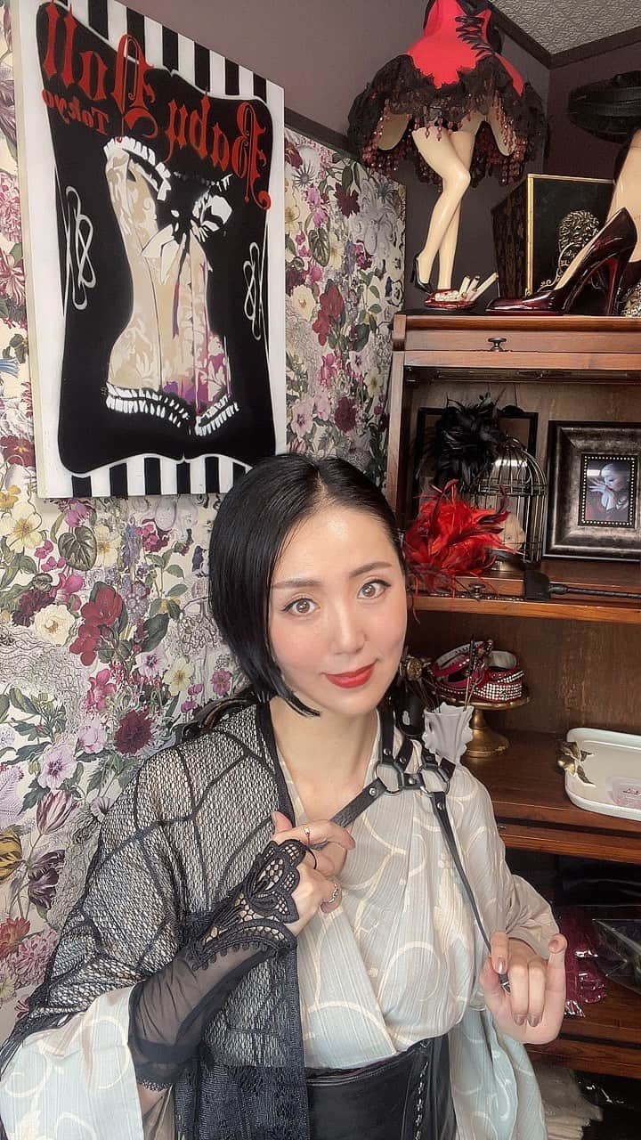 緑川ミラノのインスタグラム：「2023/6/24  初インスタLiveに 挑戦してみました🦋  ご視聴ありがとうございました👀  そして12時からの再販、 沢山の方々にご参加いただき ほんとに本当に有難う御座いました😌  開始約20分… 限定の2枚セット、3枚セット、 単品の黒、白、売り切れました🙏 ワインレッドもあと残り僅かとなりました🙏🕷🕷  @sankak_kimono さんの ✨/コーデ発信、お人柄の賜物/⚡️  緑川ミラノが オンライン、オンラインshopで 活動をスタートして こ〜んなに盛り上がったのは 実は初めての出来事でした‼️  お店という営業形態から オンラインに移行して2期目。  オンラインについて 本を読んだり講座を受けたり、 奮闘中でございます📝  本当に嬉しいです🥹🥹🥹  今後とも皆さまに喜んで いただけるよう精進して参ります 🐛🦋  インスタLive凄いドキドキしますね 笑‼️ 軽い台本まで作って 臨んでみましたが、1人喋りって 難しいです😇😇😇  インスタLiveは なんとか続けていきたいと 思っていますので また見守り、お付き合い下さると 嬉しいです🌹🌹🌹 　　  皆さまに早く納品出来るよう 努めますね❤️ (実は送りの作業はサンタさん気分になるので割と好きなんです笑)  さんかくさんとの コラボ企画、引き続き宜しく お願い申し上げます‼️🌹🕷  - - - - - 🥀🥀🥀 - - - - -  《 ABOUT 緑川ミラノ 》 日常にセクシーとゴージャスを🫦🌹 オンラインセレクトショップ 「Baby Doll Tokyo -mirano BOTE-」運営  天然バロックパールのアクセサリーショップ 「Freya-フレイヤ-」でも女性の美を応援中💋  不定期開催のポップアップストアなどについて まとめてあります🖤  スタイリスト、スタイリング コーディネート提案✨ コルセット・着用体験ライブトークショー⌛️ お仕事のご依頼はお気軽にDMで💌✨  - - - - - 🥀🥀🥀- - - - -  #緑川ミラノ #マダムミラノ #美と退廃 #コルセット #コルセットコーデ #フェティッシュ #フェティッシュファッション #corset  #fetish #corsetdress」