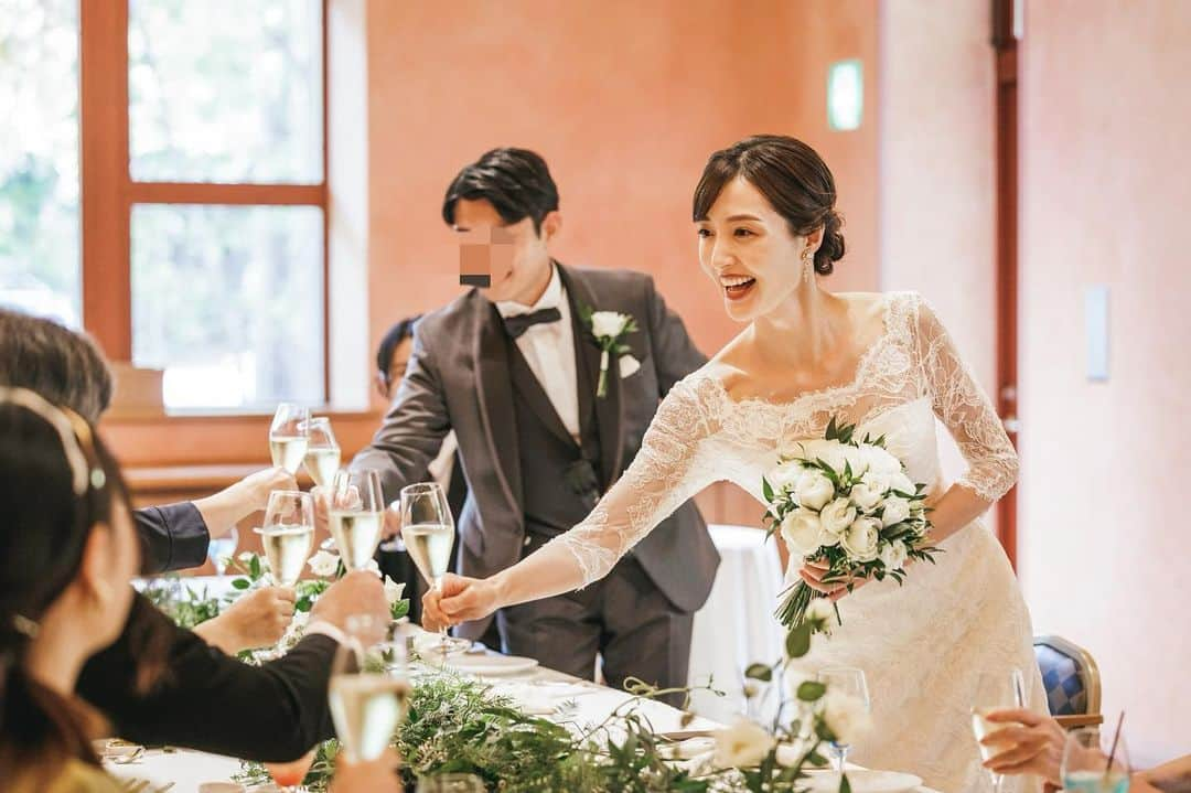 大浦育子さんのインスタグラム写真 - (大浦育子Instagram)「今回、子供のいる結婚式、 家族だけの式がテーマの撮影。アットホームで温かくて、これから式を考えている人達の参考になればいいな😊娘にファーストバイトをしてもらうのも楽しかったです！途中マイク奪われたり、柔らかく和やかな空気にさせてくれてナイスでした👍笑 . #軽井沢#結婚式 #子供のいる結婚式 #ホテルブレストンコート  #石の教会#星野リゾート」6月24日 15時07分 - ikuko_oura