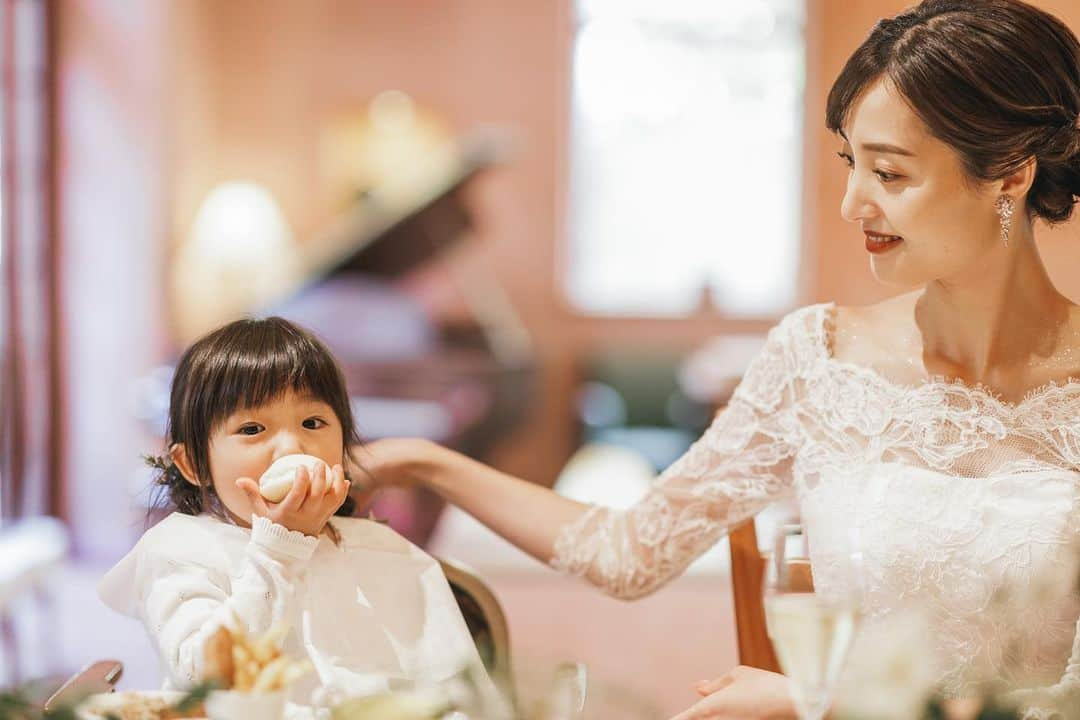 大浦育子さんのインスタグラム写真 - (大浦育子Instagram)「今回、子供のいる結婚式、 家族だけの式がテーマの撮影。アットホームで温かくて、これから式を考えている人達の参考になればいいな😊娘にファーストバイトをしてもらうのも楽しかったです！途中マイク奪われたり、柔らかく和やかな空気にさせてくれてナイスでした👍笑 . #軽井沢#結婚式 #子供のいる結婚式 #ホテルブレストンコート  #石の教会#星野リゾート」6月24日 15時07分 - ikuko_oura