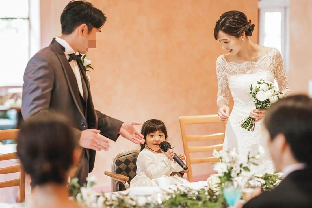 大浦育子さんのインスタグラム写真 - (大浦育子Instagram)「今回、子供のいる結婚式、 家族だけの式がテーマの撮影。アットホームで温かくて、これから式を考えている人達の参考になればいいな😊娘にファーストバイトをしてもらうのも楽しかったです！途中マイク奪われたり、柔らかく和やかな空気にさせてくれてナイスでした👍笑 . #軽井沢#結婚式 #子供のいる結婚式 #ホテルブレストンコート  #石の教会#星野リゾート」6月24日 15時07分 - ikuko_oura